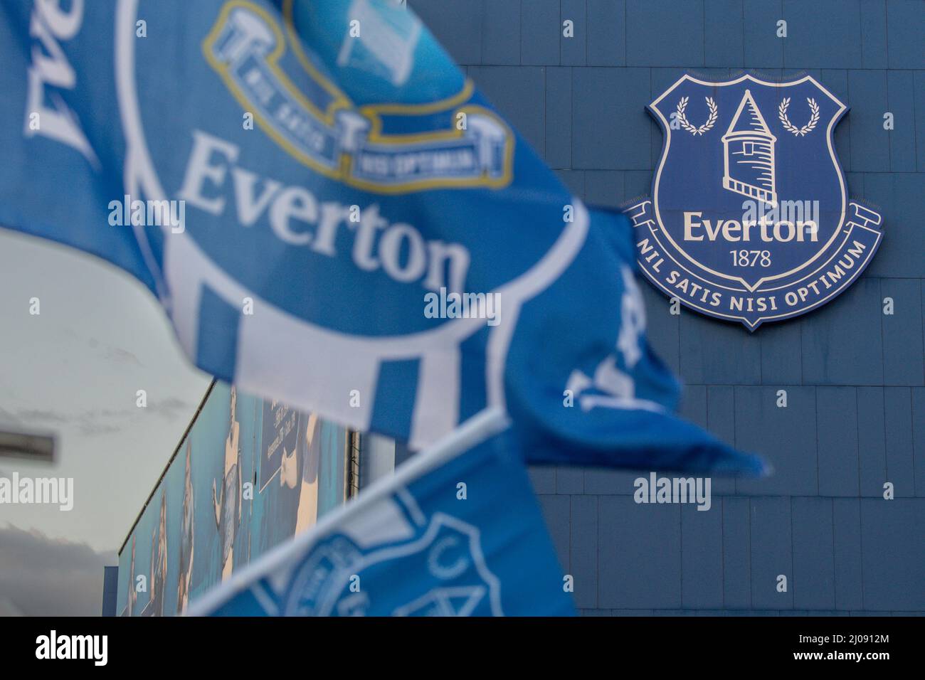 Evertons Wappen im Goodison Park, während Flaggen im Wind wehen Stockfoto