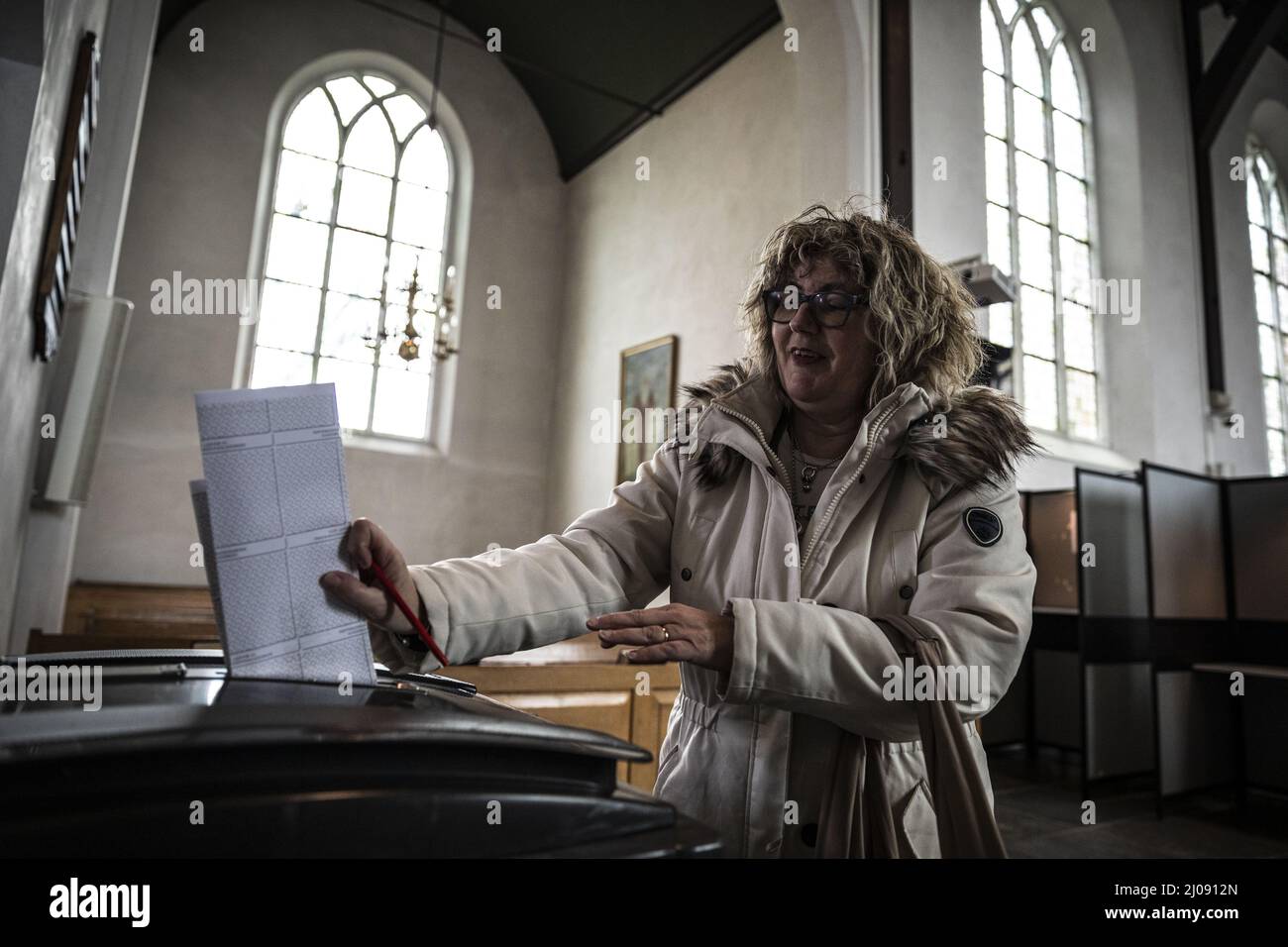 Bergambacht, Niederlande, 2022-03-16. De gemeenteraadsverkiezingen in Bergambacht. Von 07,30 bis 21,00 kan er gestemd wurden in de Laurentiuskerk in Bergambacht. ANP/Hollandse Hoogte/Remco Koers Stockfoto