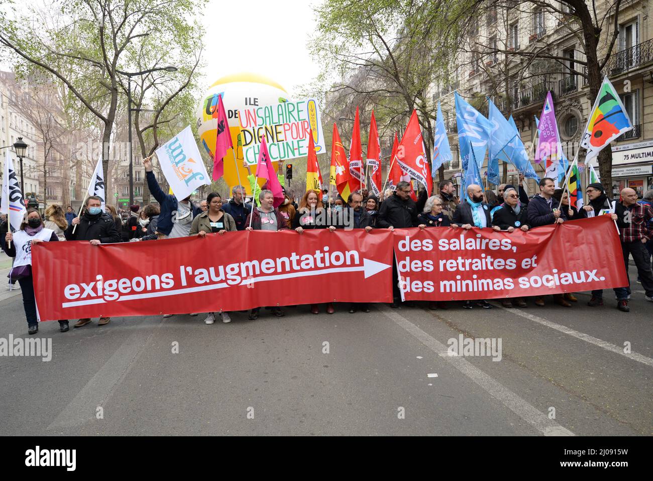 Mobilisierung zwischen den Berufstäten in Paris auf den Aufruf der CGT und der UNSA zu Lohnerhöhungen. Etwa 5000 Menschen marschierten vom Place de la République aus Stockfoto