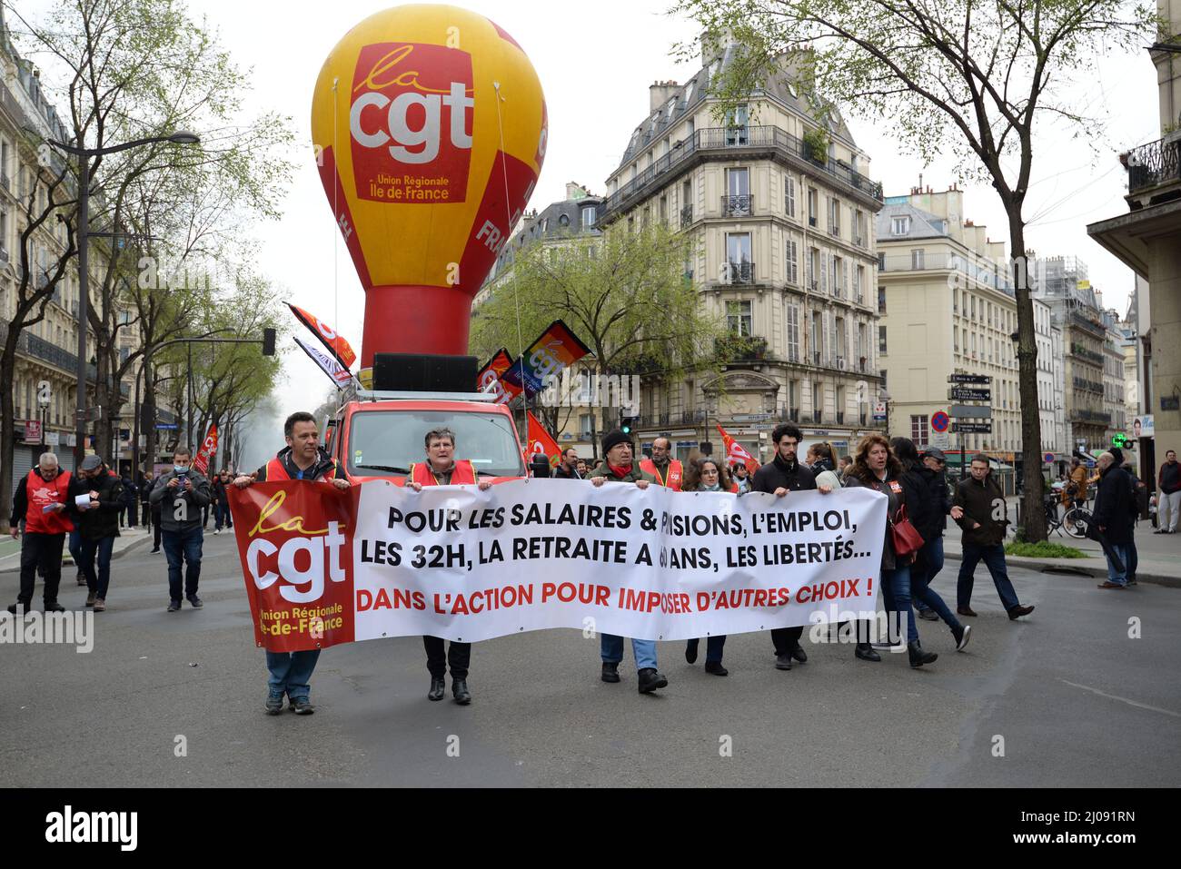 Mobilisierung zwischen den Berufstäten in Paris auf den Aufruf der CGT und der UNSA zu Lohnerhöhungen. Etwa 5000 Menschen marschierten vom Place de la République aus Stockfoto