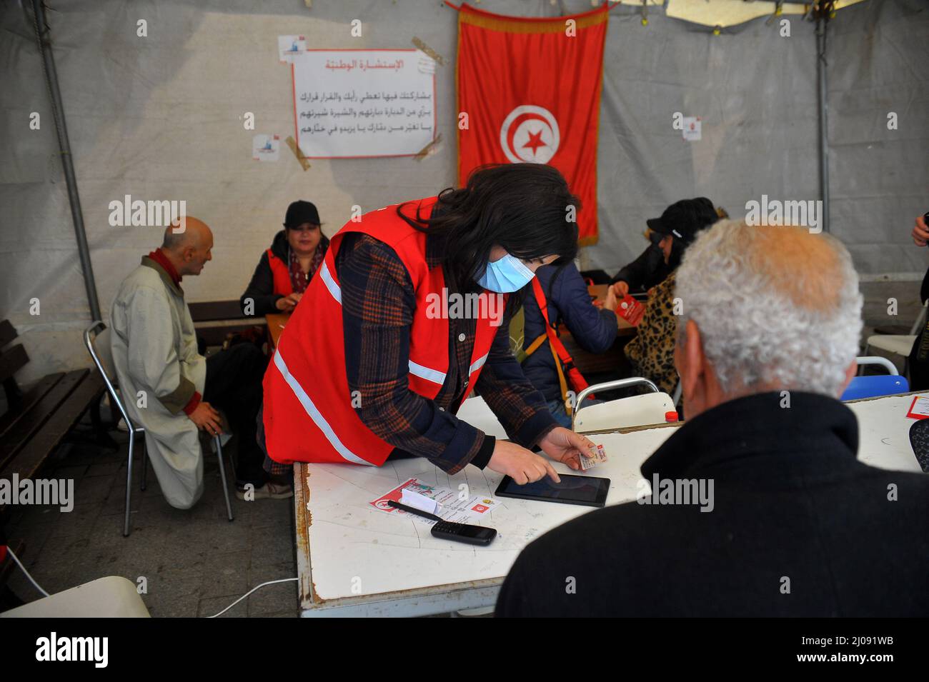 Tunesien. 17. März 2022. Tunis, Tunesien 17. März 2022 Tunesische Freiwillige erklären den Bürgern, wie sie an einer öffentlichen Online-Umfrage in der Hauptstadt Tunis teilnehmen können. Die Plattform „Istichara“, die vom Präsidenten der Republik, Kais Saied, angeordnet wurde, wurde am 15. Januar 2022 um Mitternacht gestartet und bleibt bis zum 20. März geöffnet. Sie soll Vorschläge der Bürger zu politischen Reformen sammeln, die dann einem Volksentscheid vorgelegt werden. (Foto: Mahjoub Yassine/Sipa USA) Quelle: SIPA USA/Alamy Live News Stockfoto