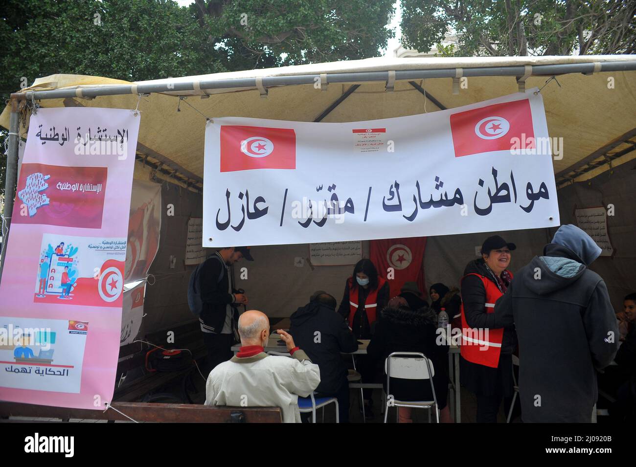 Tunesien. 17. März 2022. Tunis, Tunesien 17. März 2022 Tunesische Freiwillige erklären den Bürgern, wie sie an einer öffentlichen Online-Umfrage in der Hauptstadt Tunis teilnehmen können. Die Plattform „Istichara“, die vom Präsidenten der Republik, Kais Saied, angeordnet wurde, wurde am 15. Januar 2022 um Mitternacht gestartet und bleibt bis zum 20. März geöffnet. Sie soll Vorschläge der Bürger zu politischen Reformen sammeln, die dann einem Volksentscheid vorgelegt werden. (Foto: Mahjoub Yassine/Sipa USA) Quelle: SIPA USA/Alamy Live News Stockfoto