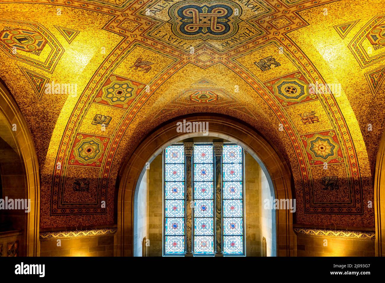 Mosaikdecke in der Rotunde, der zeremoniellen Eingangshalle im Royal Ontario Museum. Toronto, Kanada - 16. März 2022 Stockfoto