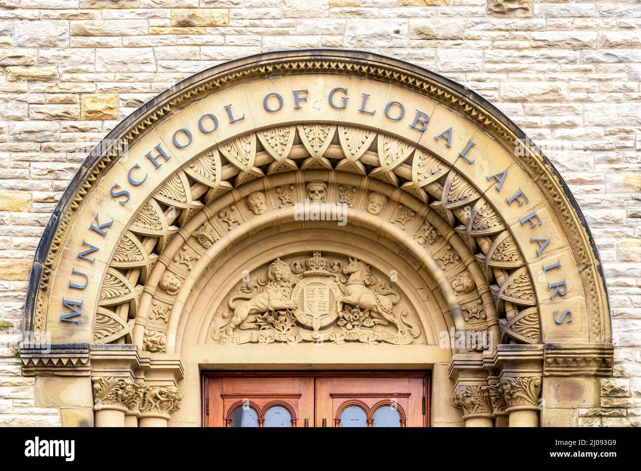 Dekorativer Bogen in der Haupttür der Munk School of Global Affairs in Toronto, Kanada - 6. März 2022 Stockfoto
