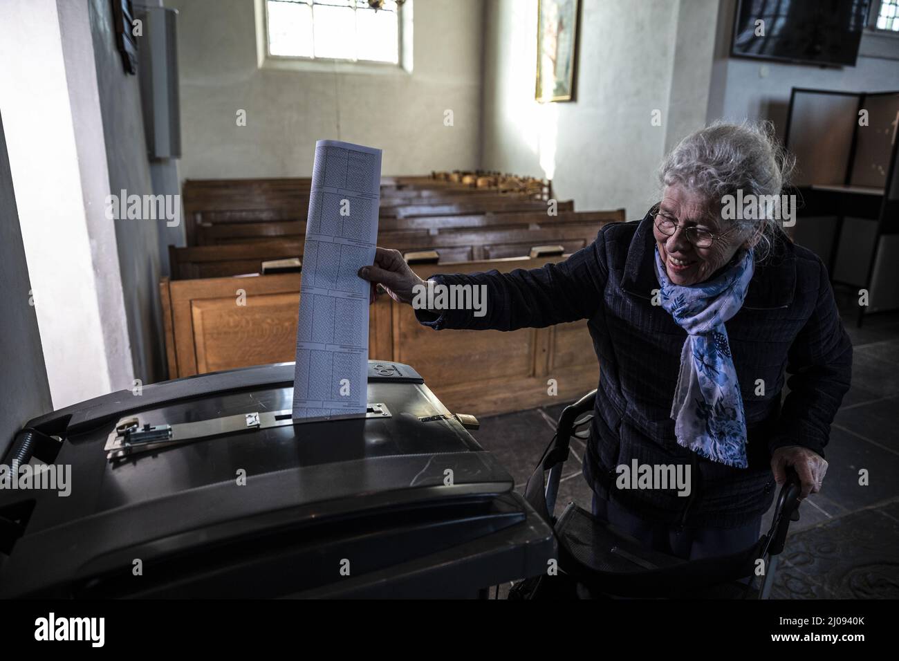 Bergambacht, Niederlande, 2022-03-16. De gemeenteraadsverkiezingen in Bergambacht. Von 07,30 bis 21,00 kan er gestemd wurden in de Laurentiuskerk in Bergambacht. ANP/Hollandse Hoogte/Remco Koers Stockfoto