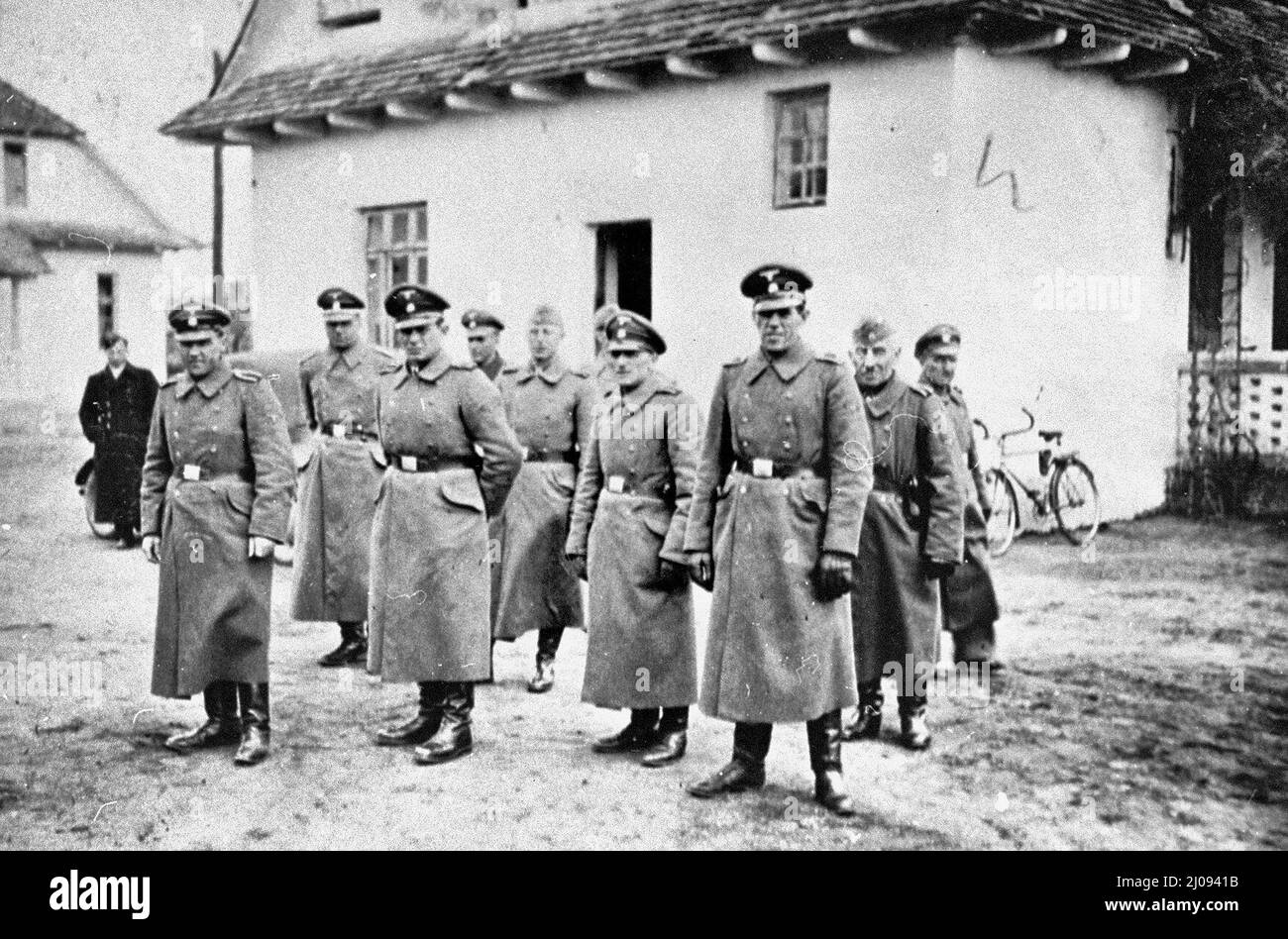 Belzec, ehemaliges deutsch-Nazi-Vernichtungslager, Gegend Lwowska Street. Auf diesem Foto sind die SS-Mitarbeiter außerhalb des Lagerumkreises aus den Sammlungen des Belzec-Museums und des Ghetto-Kämpfer-Hauses zu sehen. Deutsch besetzte Polen, 1942. Stockfoto