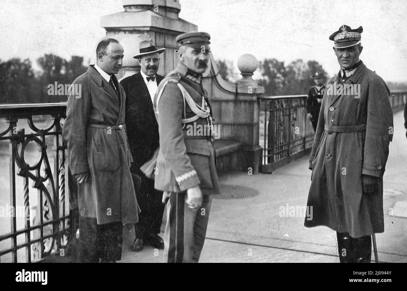 Marshall Jozef Pilsudski (Mitte) mit General Gustaw Orlicz-Dreszer (rechts) an der Poniatowski-Brücke in Warschau, kurz vor den Verhandlungen mit Präsident Stanisław Wojciechowsk während des Staatsstreichs im Mai am 12. Mai 1926 Stockfoto