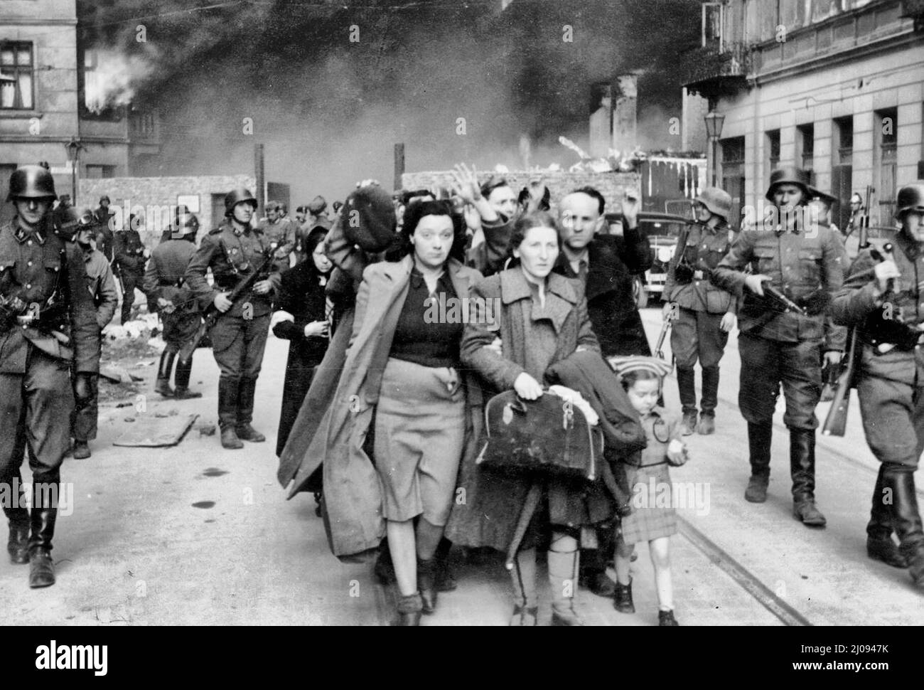 Aufstand im Warschauer Ghetto - Unterdrückung des Warschauer Ghettoaufstands - die gefangenen Juden werden von deutschen Waffen-SS-Soldaten zur Deportationsstelle geführt Stockfoto