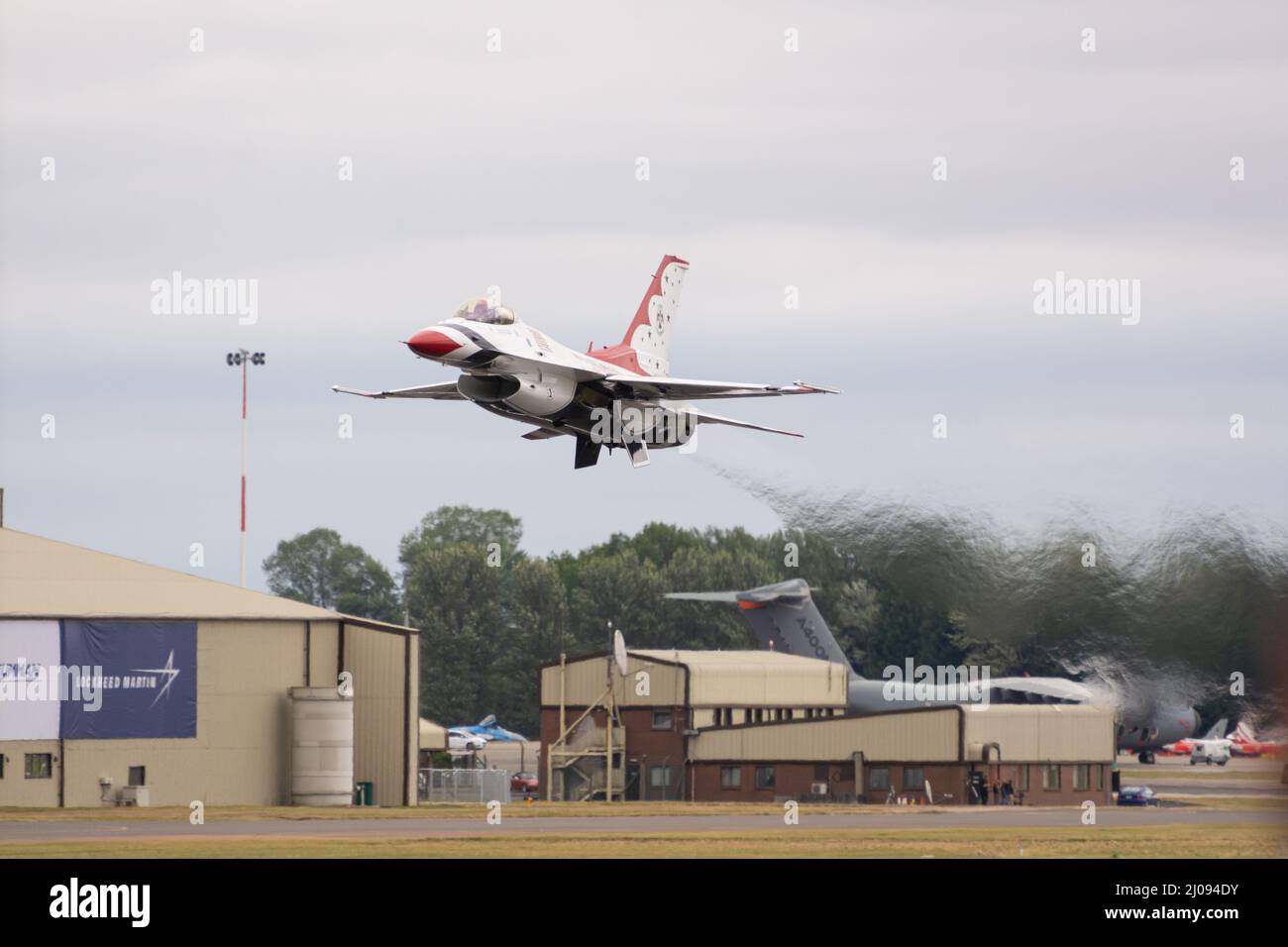 FAIRFORD, VEREINIGTES KÖNIGREICH - JULI 15 2017: Die USAF Thunderbirds Jagdgeschwader Jet F16 tritt am Himmel über Fairford auf. Stockfoto
