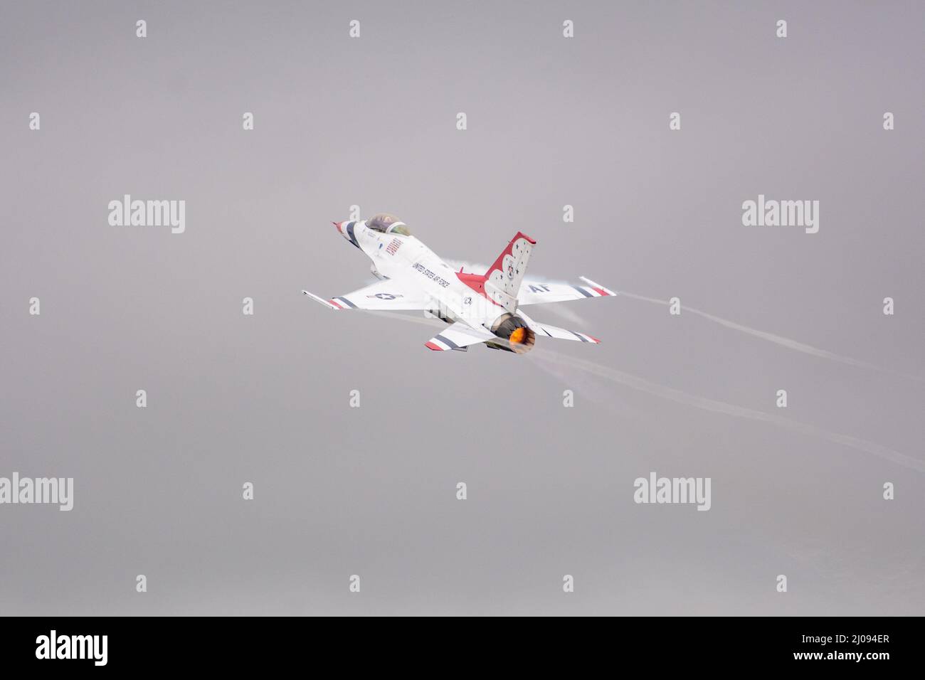 FAIRFORD, VEREINIGTES KÖNIGREICH - JULI 15 2017: Die USAF Thunderbirds Jagdgeschwader Jet F16 tritt am Himmel über Fairford auf. Stockfoto