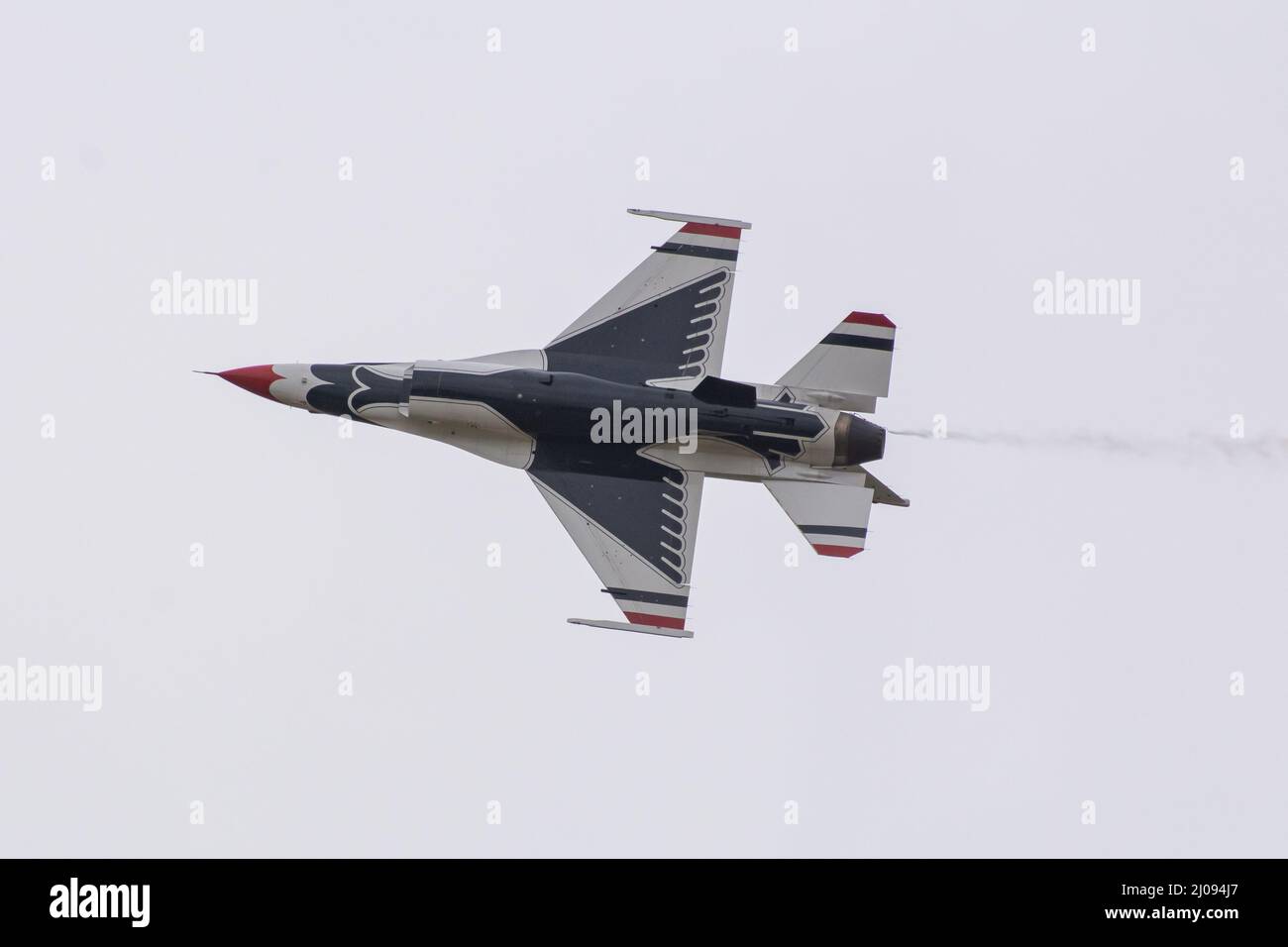 FAIRFORD, VEREINIGTES KÖNIGREICH - JULI 15 2017: Die USAF Thunderbirds Jagdgeschwader Jet F16 tritt am Himmel über Fairford auf. Stockfoto