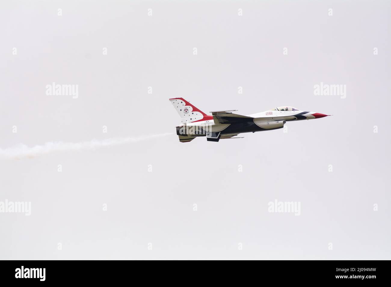 FAIRFORD, VEREINIGTES KÖNIGREICH - JULI 15 2017: Die USAF Thunderbirds Jagdgeschwader Jet F16 tritt am Himmel über Fairford auf. Stockfoto