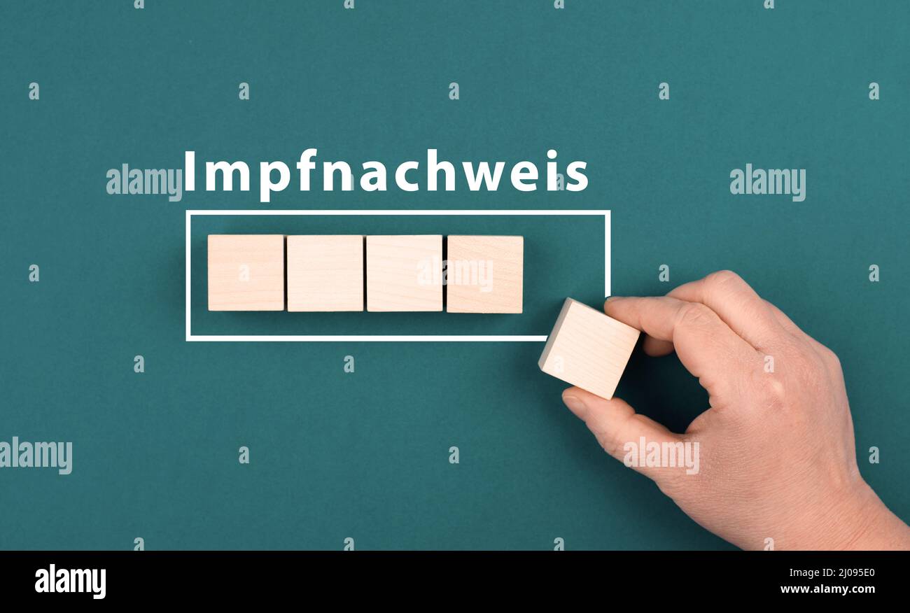 Das Wort Impfnachweis steht in deutscher Sprache auf einem Papier, der covid-19-Verordnung Stockfoto
