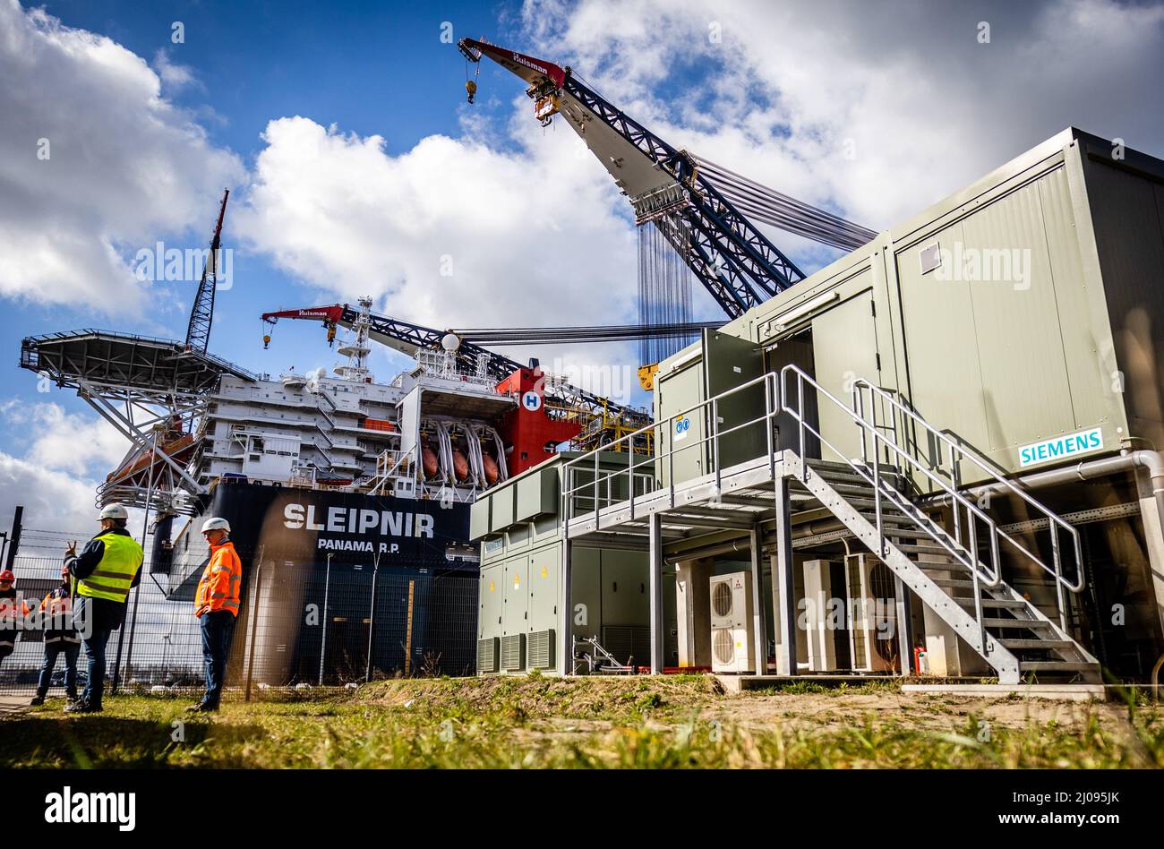 ROTTERDAM - Een walstroominstallatie met een vermogen van 20 Megawatt op de Landtong Rozenburg. Via de installatie kunnen kraanschepen duurzaam opgewekte stroom ontvangen vanuit het naastgelegen windpark van Eneco, zodat draaende vervuilende dieselgeneratoren voortaan verleden tijd kunnen zijn. ANP JEFFREY GROENEWEG Stockfoto