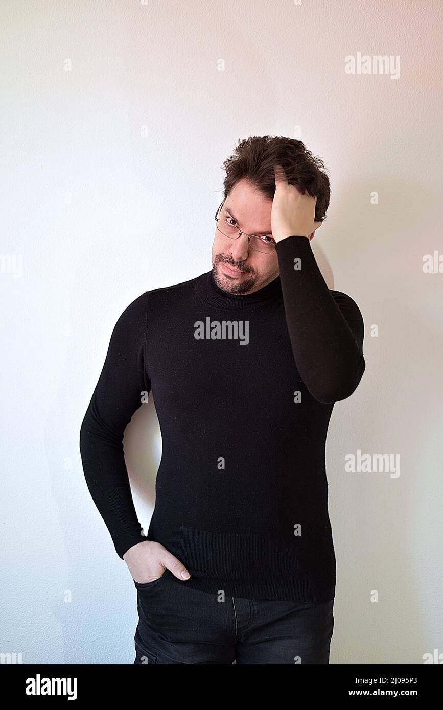 Porträt eines Mannes in schwarzer Kleidung Stockfoto