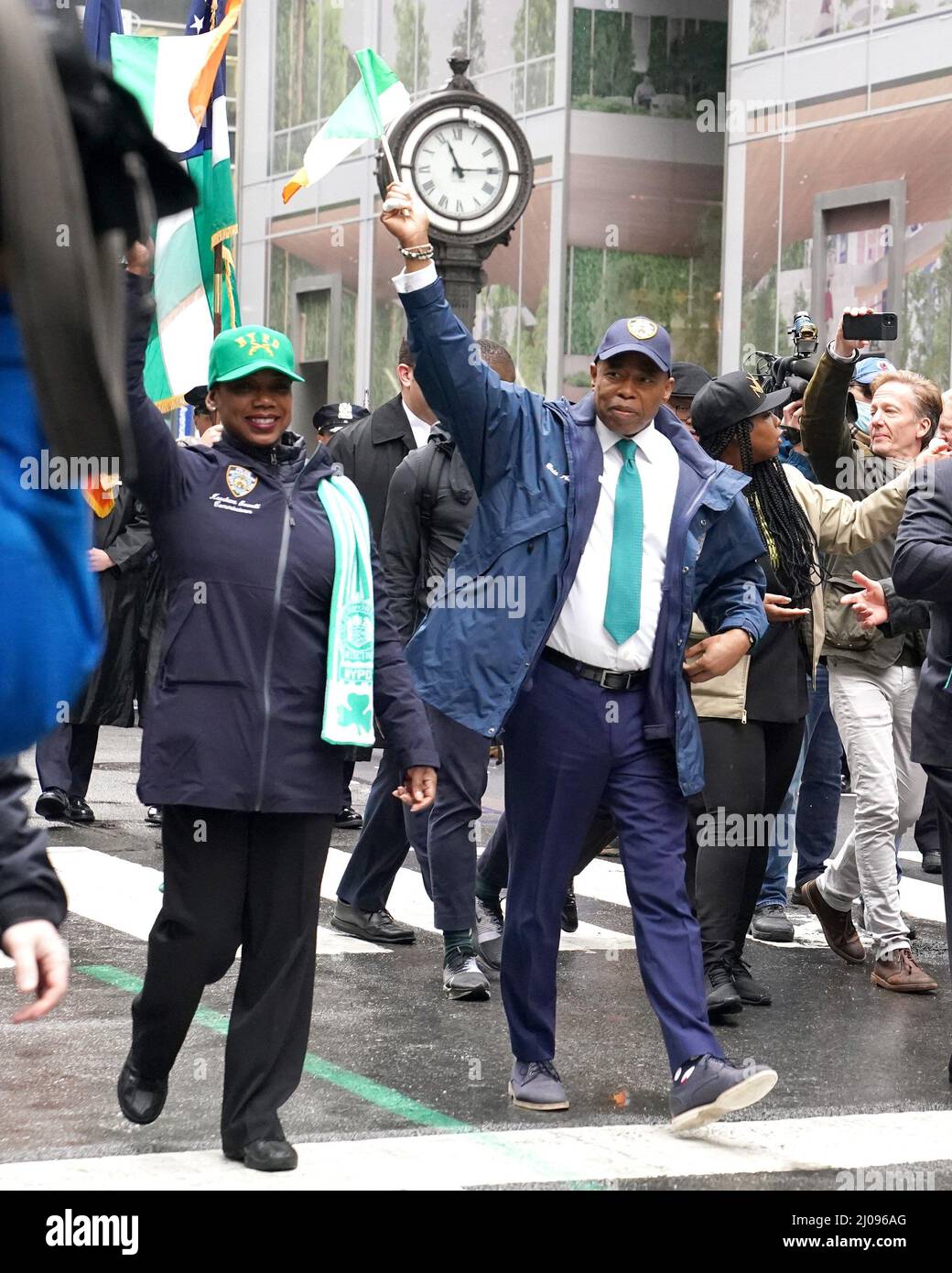 New York, NY, USA. 17. März 2022. Keechant L. Sewell, Eric Adams bei der NYC St. Patrick's Day Parade, Fifth Avenue Manhattan, New York, NY 17. März 2022. Kredit: Kristin Callahan/Everett Collection/Alamy Live Nachrichten Stockfoto