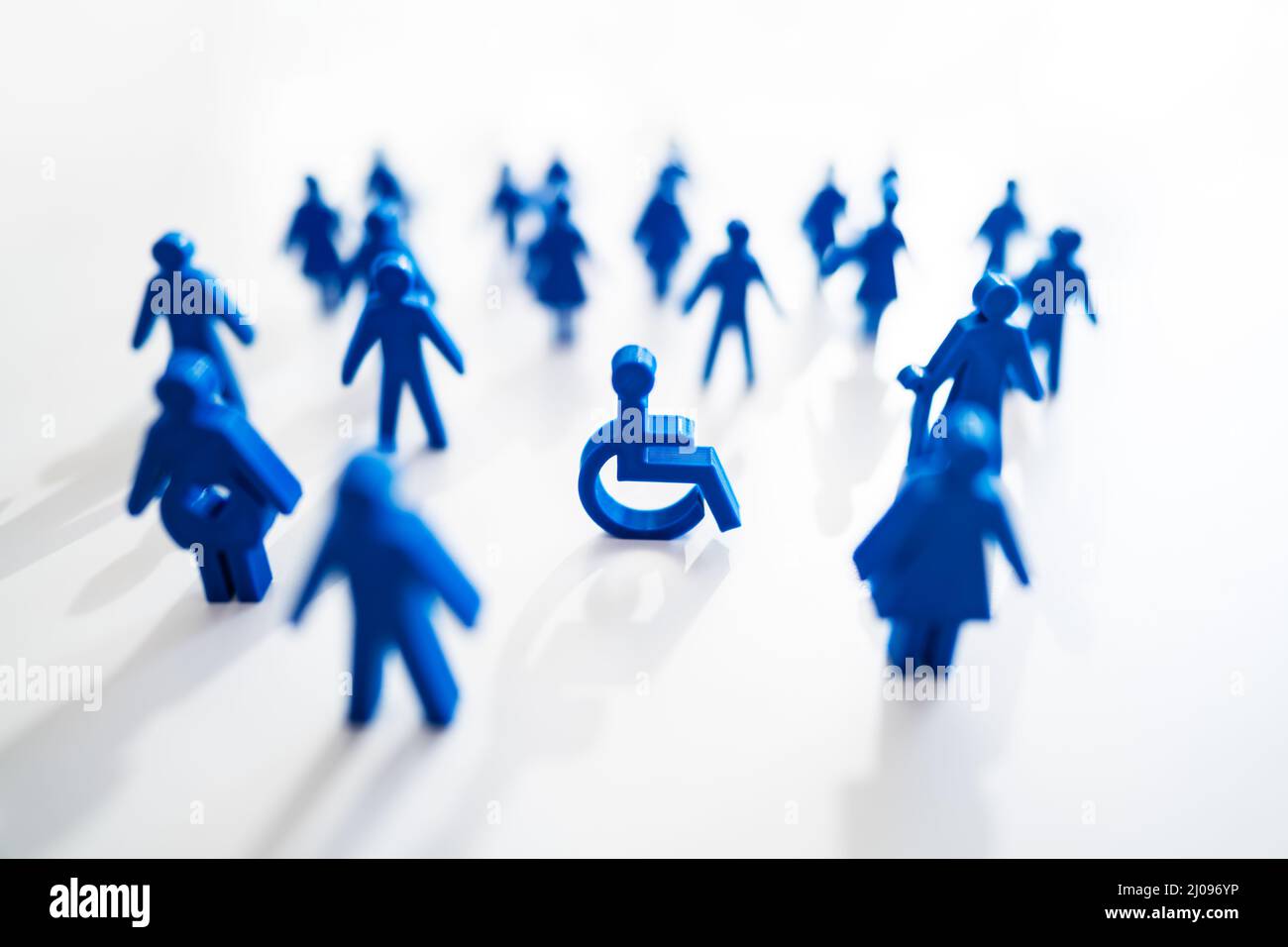 Konzept Der Sozialen Ungleichheit Und Diskriminierung. Behinderte Person Im Rollstuhl Stockfoto