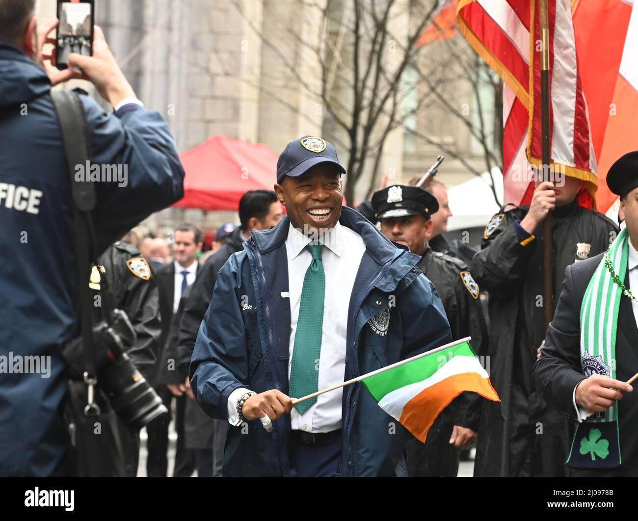 New York, New York, USA. 16. März 2022. Bürgermeister Eric Adams marschiert bei der St. Patrick's Day Parade 261. am Donnerstag, den 17. März 2022 in New York an der St. Patrick's Cathedral vorbei. Die größte und älteste St. Patrick's Day Parade der USA kehrte zum ersten Mal nach der Schließung der COVID-19 vor zwei Jahren auf die Fifth Avenue zurück. Foto/ Louis Lanzano (Bildquelle: © Louis Lanzano/ZUMA Press Wire) Stockfoto