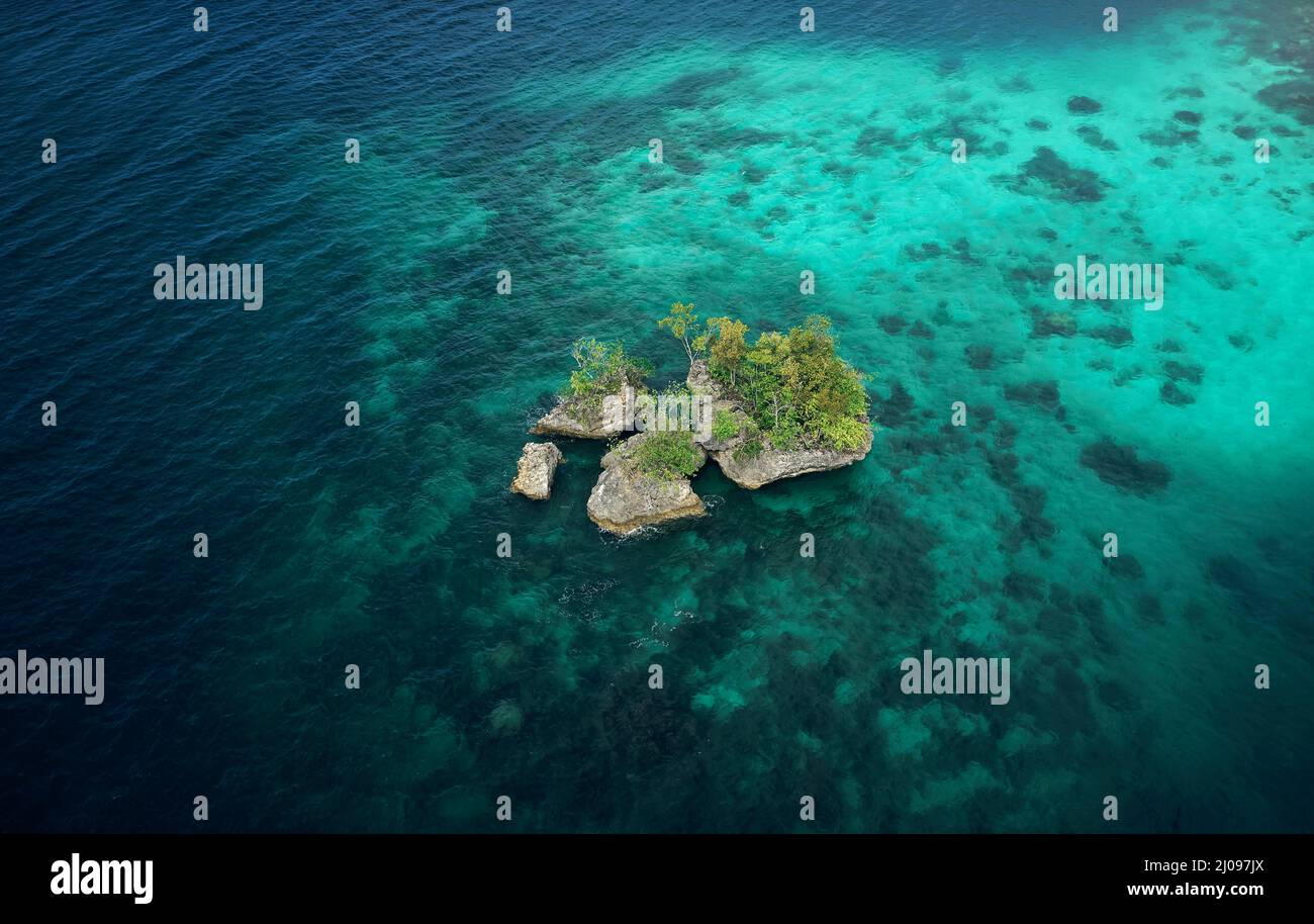 Sie brauchen kein Museum, um ein wunderschönes Meisterwerk zu erleben. High-Angle-Aufnahme der schönen Inseln Indonesiens. Stockfoto