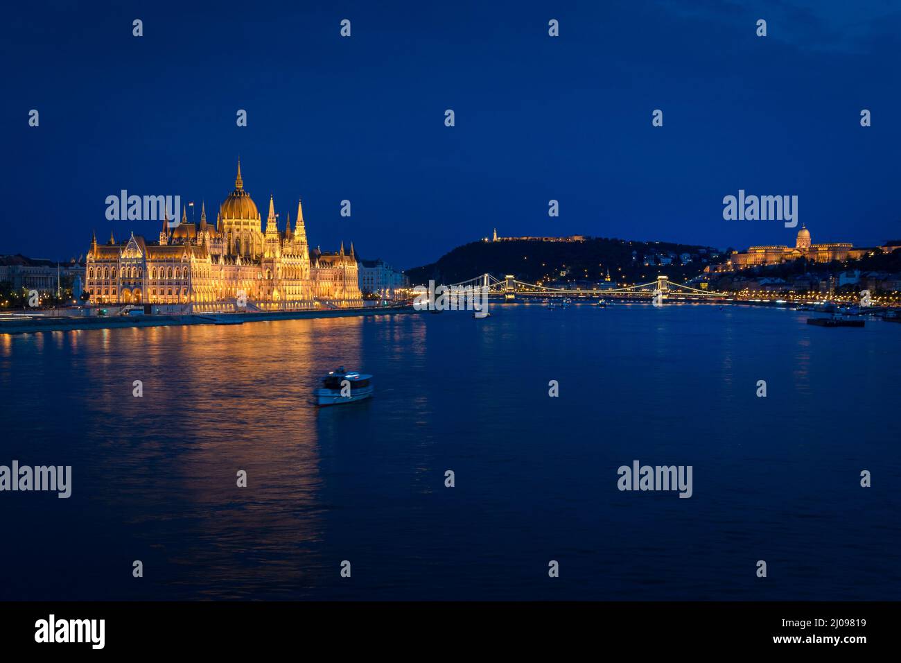 Ungarisches Parlament und Donau bei Nacht, Budapest, Ungarn Stockfoto