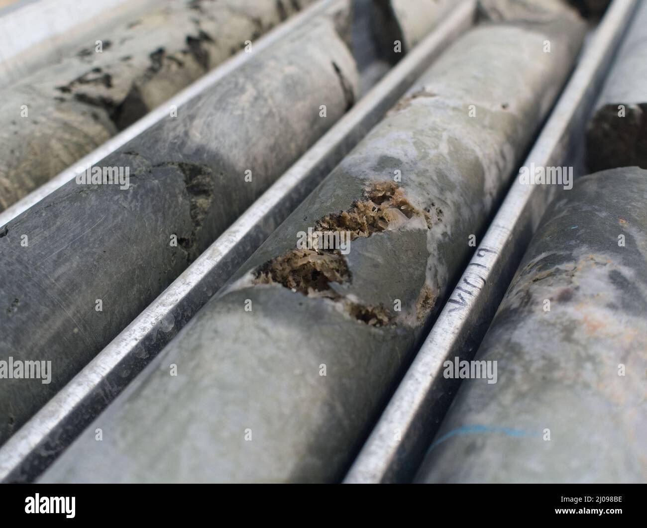 Gesteinskernproben, die aus einer Pilotbohrung gebohrt wurden, um Lithiumlagerstätten in geothermischen Gewässern in Cornwall, Großbritannien, zu suchen. Stockfoto