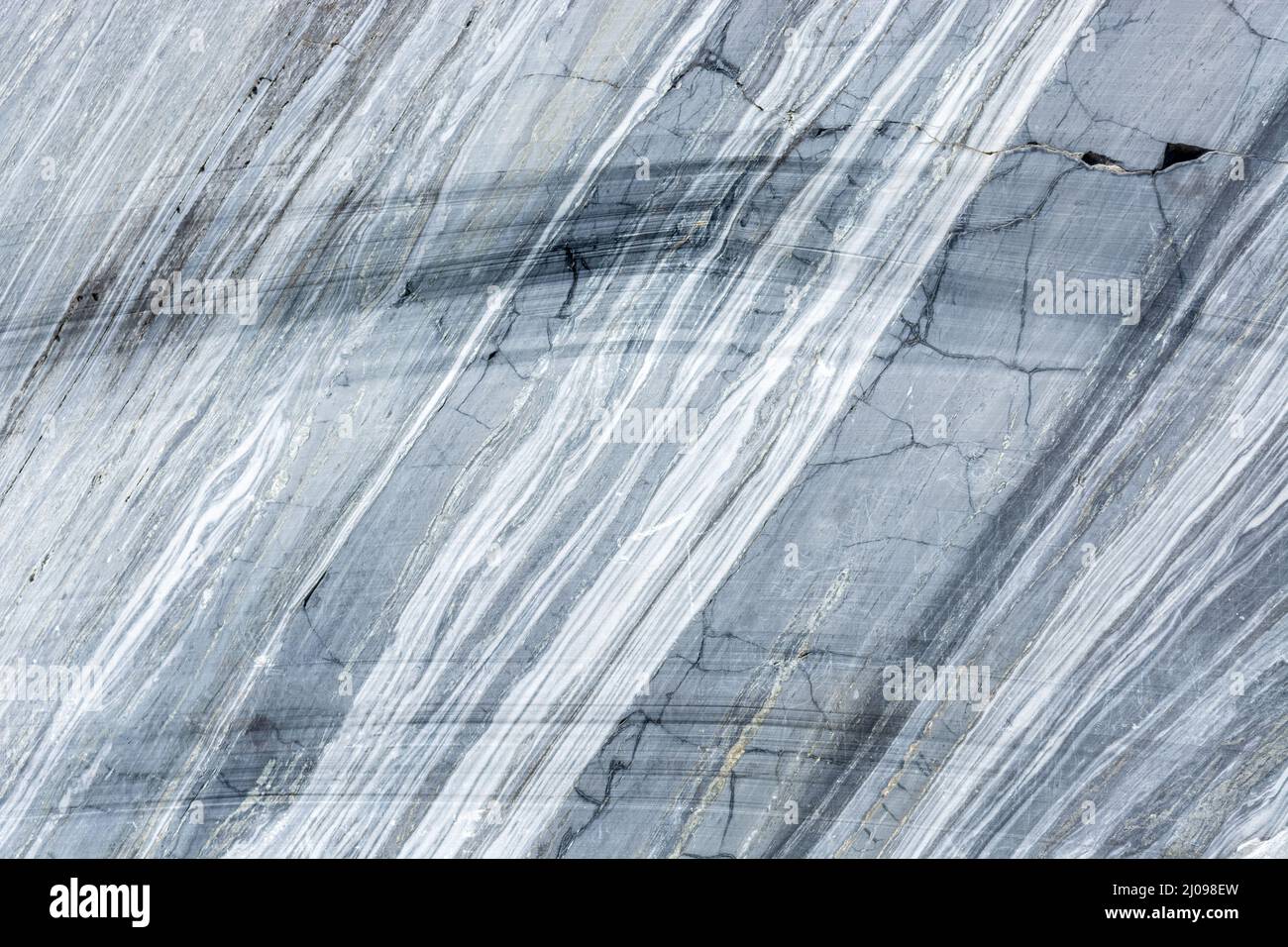 Oberfläche eines Schnittes aus grauem karelischem Marmorgestein in Ruskeala in Karelien, für den Einsatz als abstrakter Hintergrund und Textur. Stockfoto
