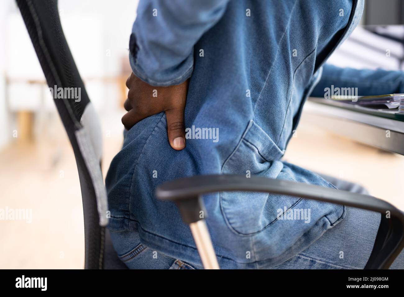 Rückenschmerzen Schlechte Körperhaltung Mann Sitzt Im Büro Stockfoto