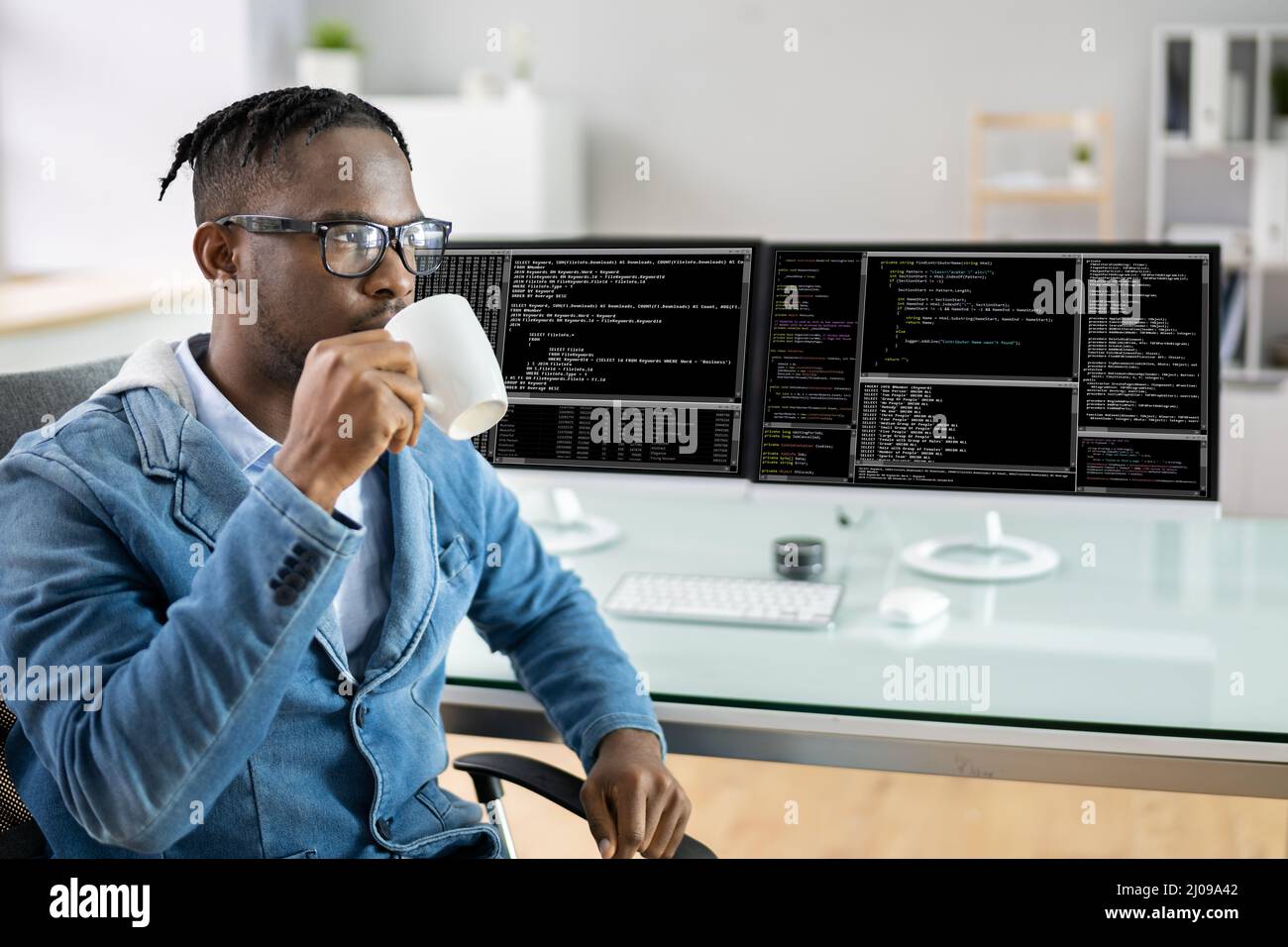Computer Programmer Programmier-Code Auf Computer In Office Schreiben Stockfoto