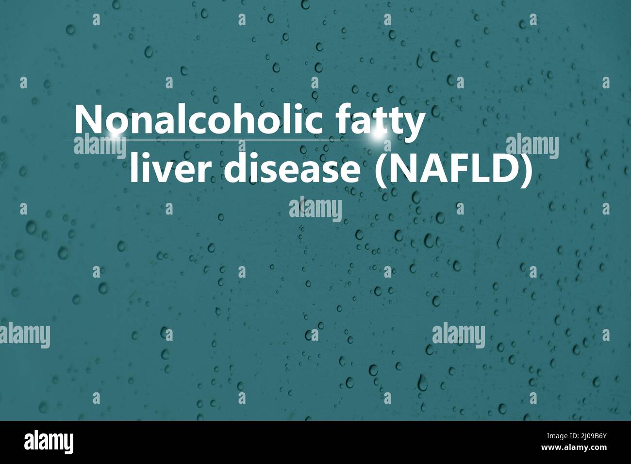 Medizinisches Banner „alkoholfreie Fettleber (NAFLD)“ auf blauem Hintergrund mit Tropfen und großem Textbereich für Text oder Checkliste. Stockfoto
