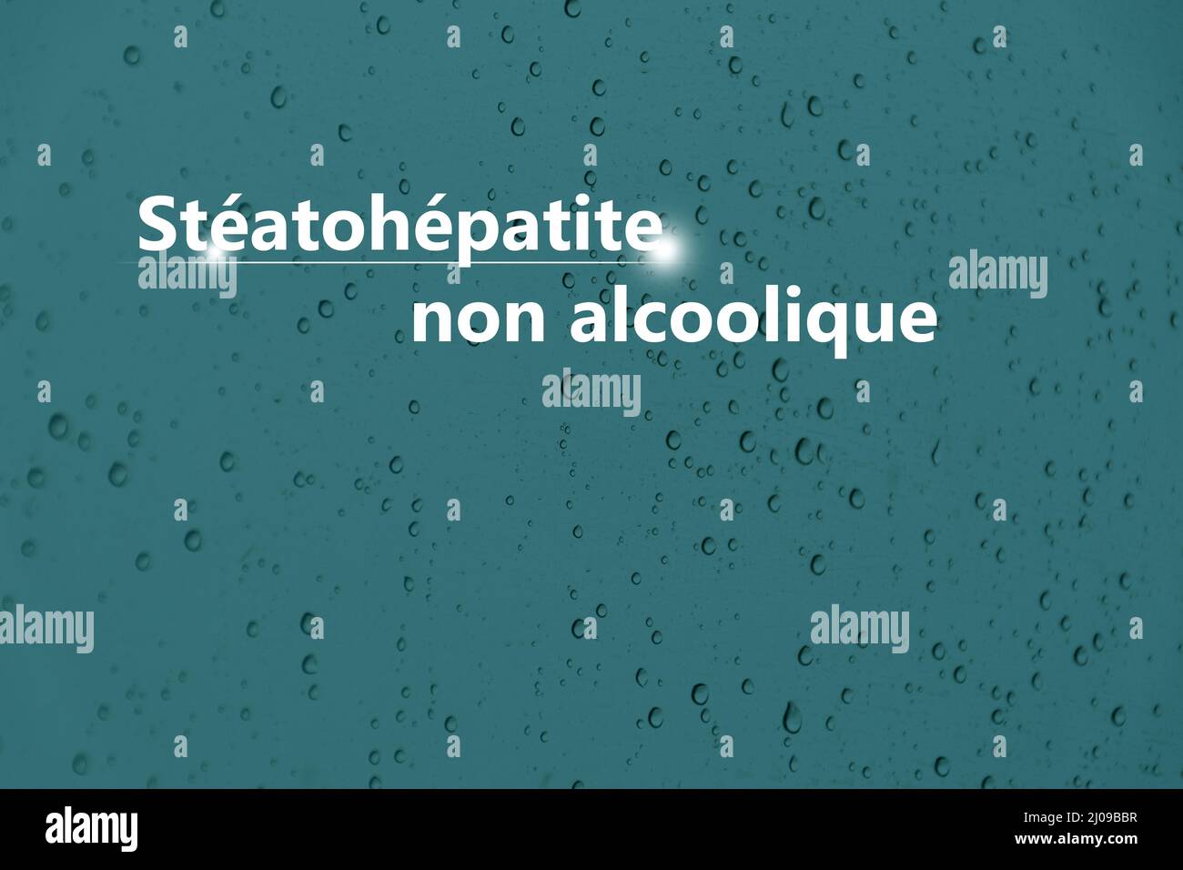 Medizinisches Banner „alkoholfreie Fettleber (NAFLD)“ auf blauem Hintergrund mit Tropfen und großem Textbereich für Text oder Checkliste. Stockfoto