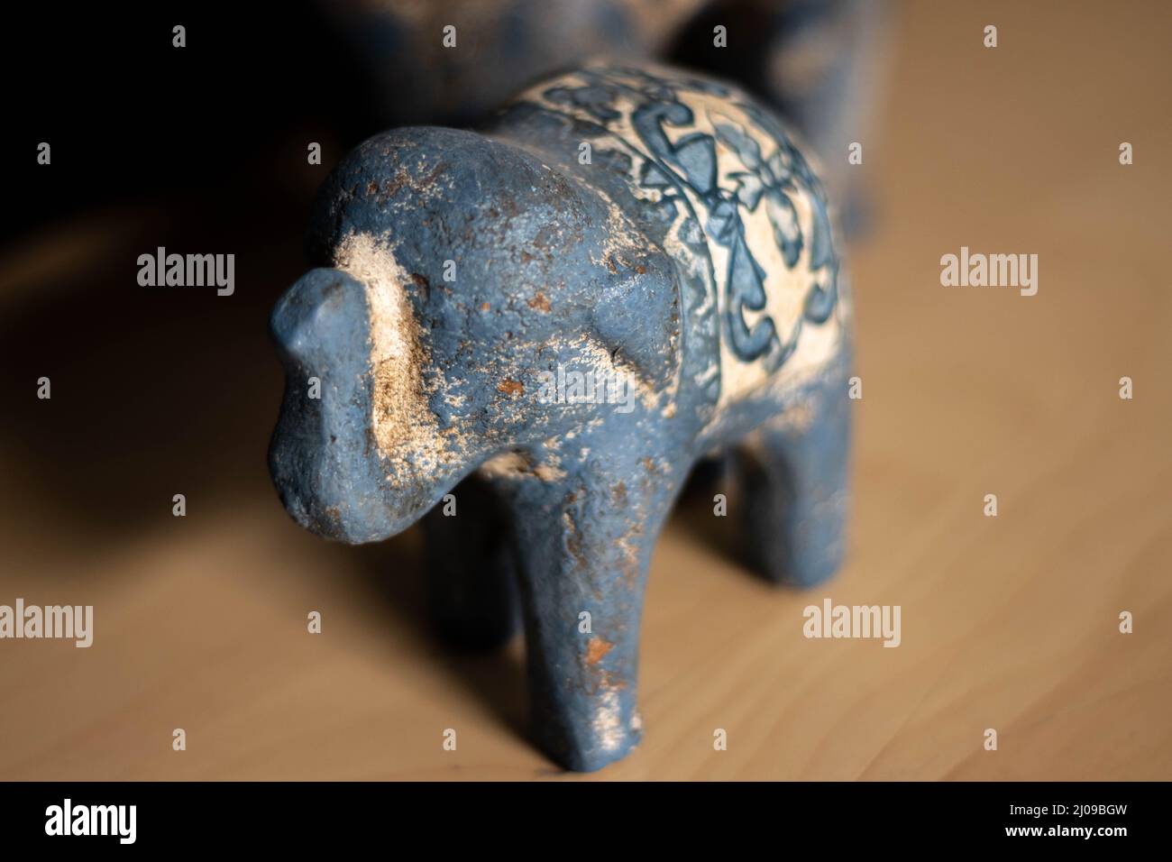 Flacher Fokus einer kleinen blauen Keramik Elefantenfigur mit gemalten Dekorationen Stockfoto