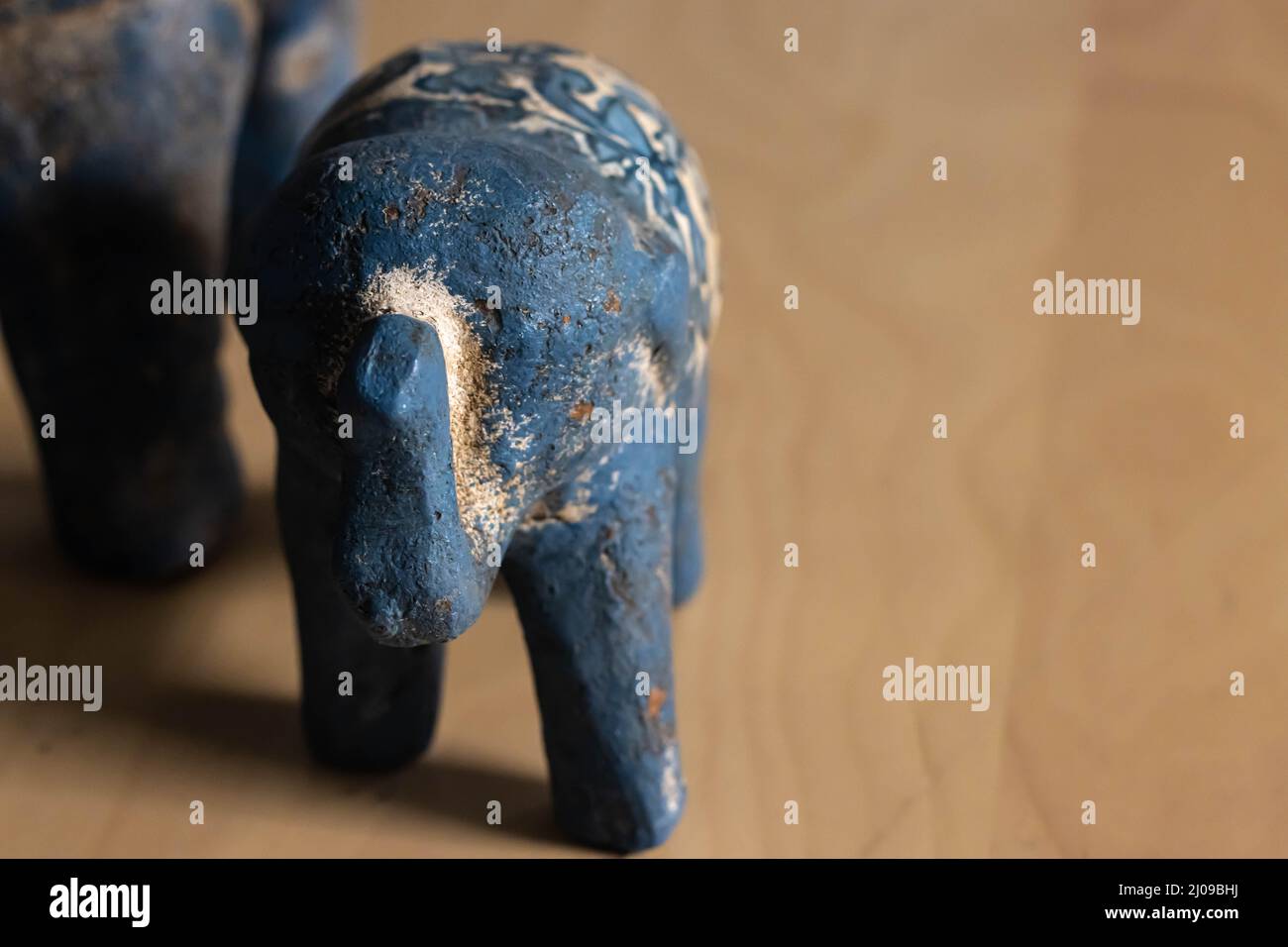 Flacher Fokus einer kleinen blauen Keramik Elefantenfigur mit gemalten Dekorationen Stockfoto