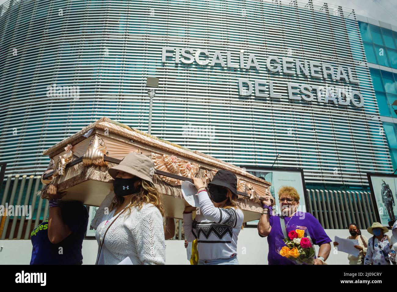 Auf dem Weg zum 8M, einer feministischen Demonstration zum Gedenken an den Internationalen Frauentag, fordern sie die Aufklärung der Feminizide in Puebla. Stockfoto