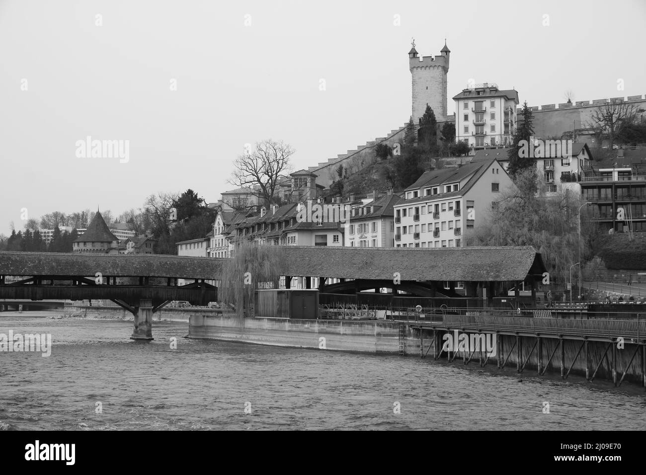 Monochromes Bild des Mannliturms, historischer Turm der Musegg-Mauer. Stockfoto