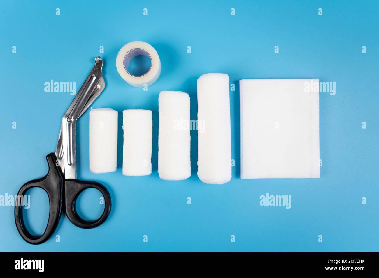 Verbandskasten gegen blaue Oberfläche. Stockfoto