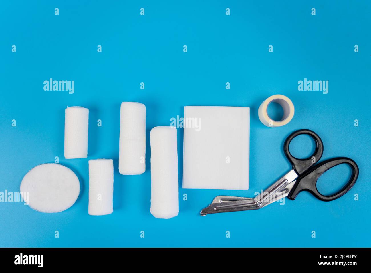 Verbandskasten gegen blaue Oberfläche. Stockfoto