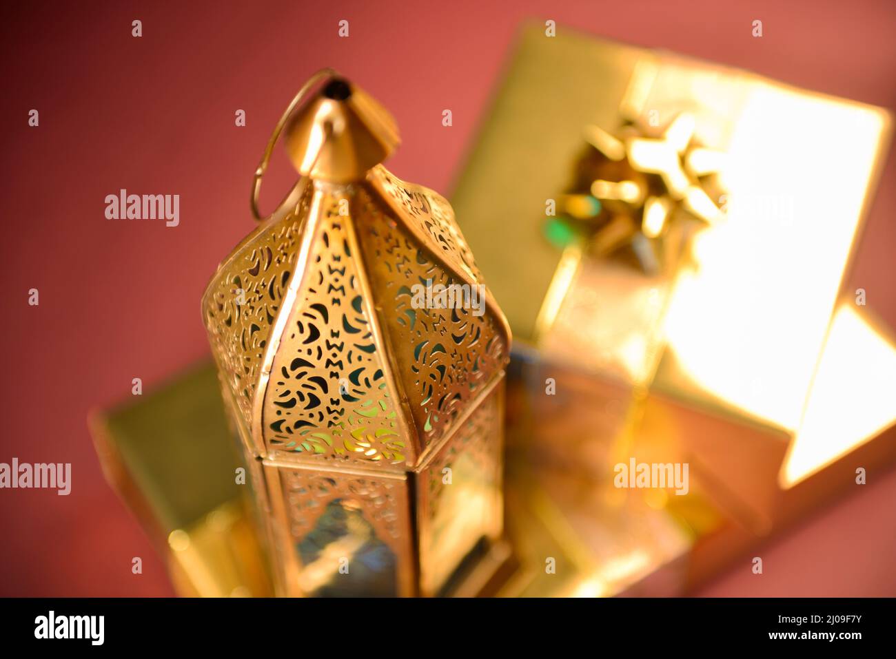 Ramadan-Lampe und goldene Geschenkbox, Eid festliche Feier Hintergrund mit Geschenkboxen und traditionellen Ramadan-Lampen. Stockfoto