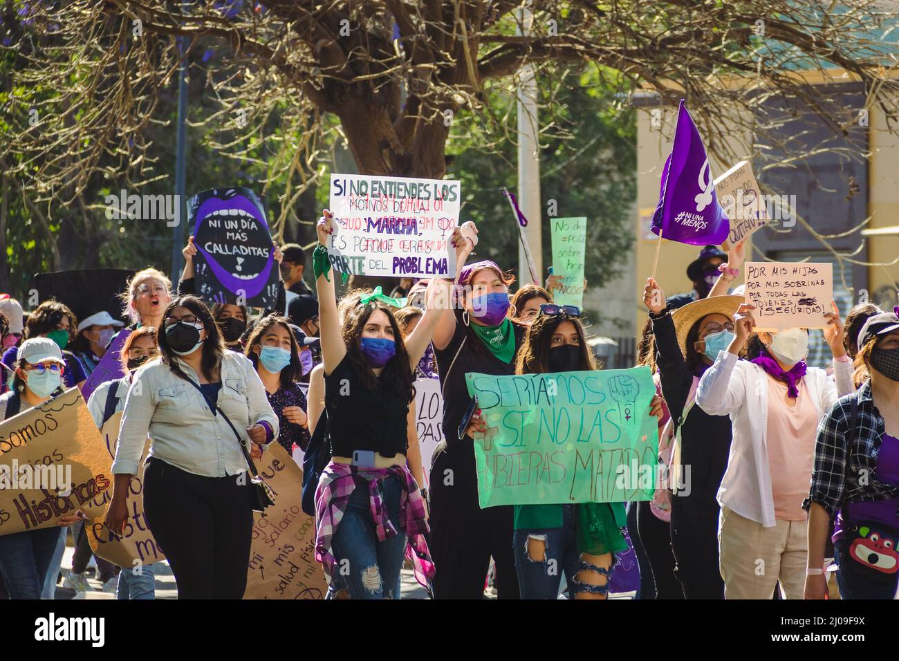 Auf dem Weg zum 8M, einer feministischen Demonstration zum Gedenken an den Internationalen Frauentag, fordern sie die Aufklärung der Feminizide in Puebla. Stockfoto