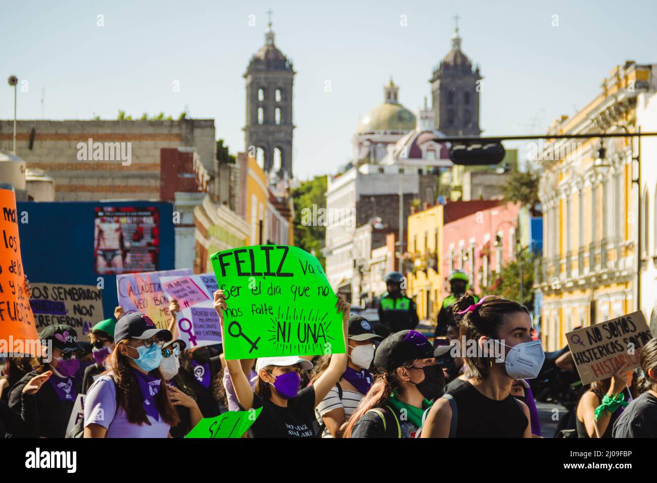 Auf dem Weg zum 8M, einer feministischen Demonstration zum Gedenken an den Internationalen Frauentag, fordern sie die Aufklärung der Feminizide in Puebla. Stockfoto