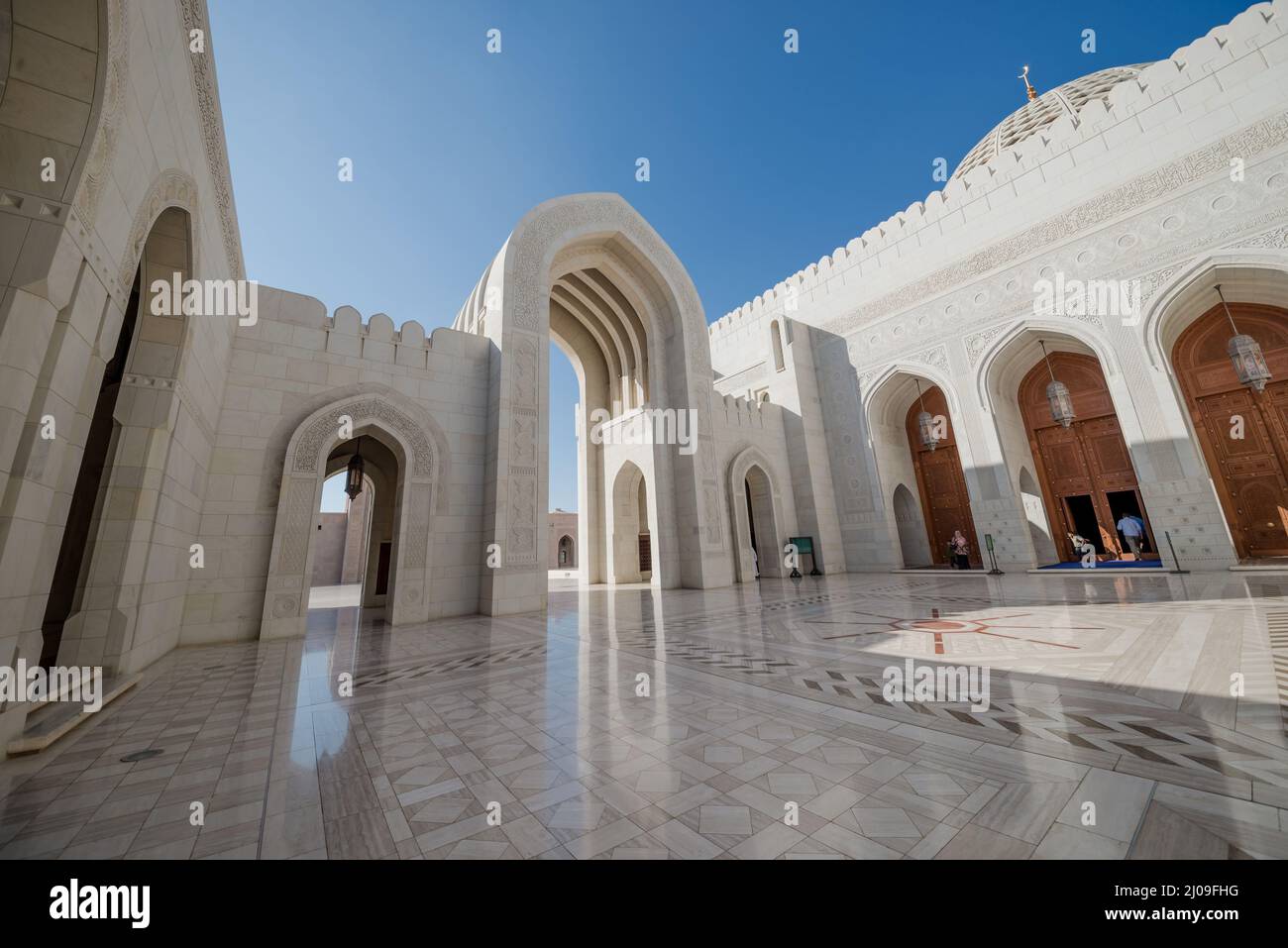 Eine schöne und elegante Architektur einer Großen Moschee, Oman. Islamische religiöse Wahrzeichen und Gebäude. Stockfoto