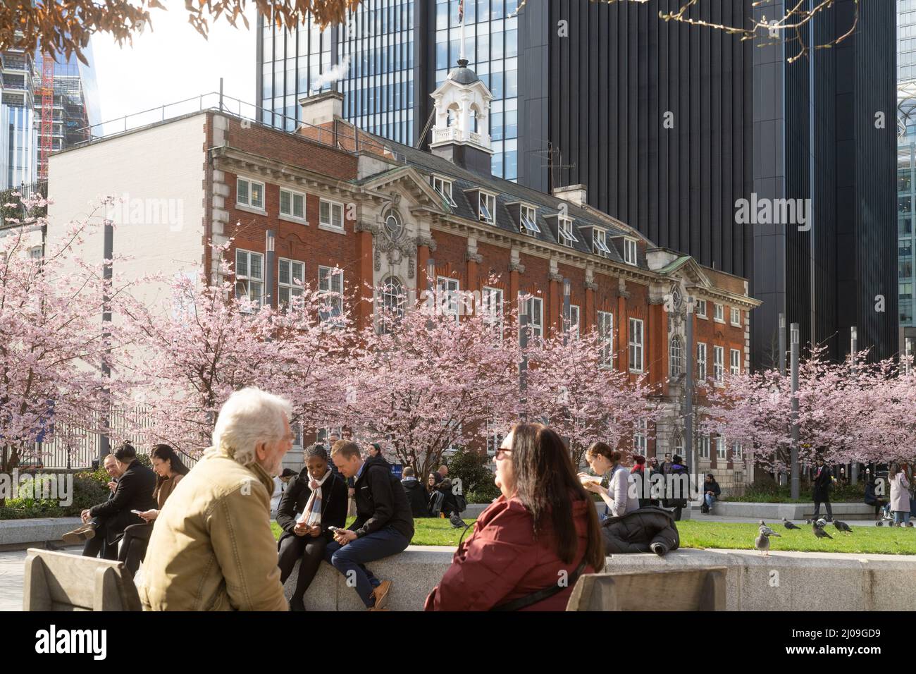 Der Aldgate Square ist ein öffentlicher Raum zwischen der Aldgate School und St. Botolph ohne Aldgate Church, westlich der U-Bahnstation Aldgate Stockfoto