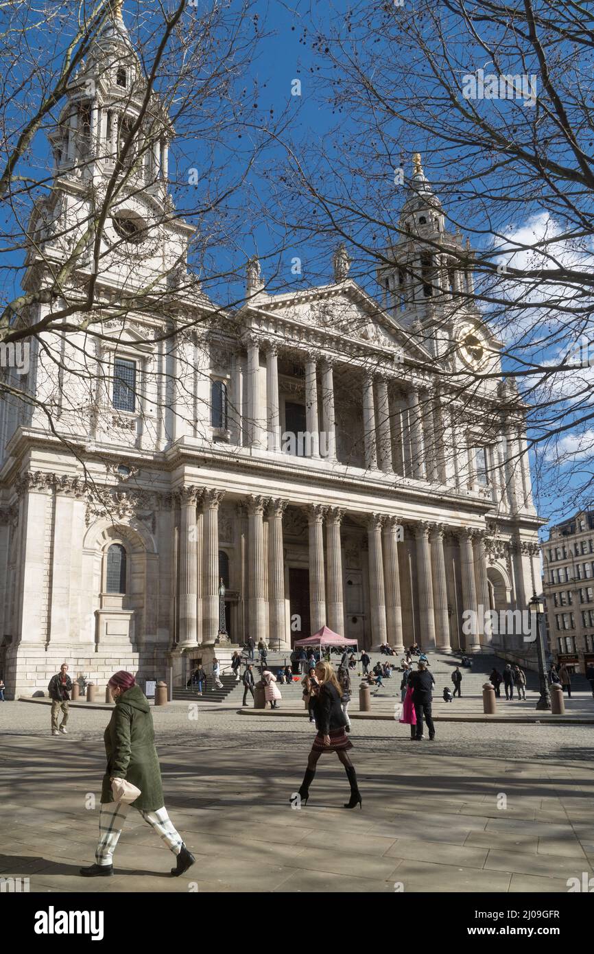 Die St. Paul's Cathedral ist eine anglikanische Kathedrale in London, die der Sitz des Bischofs von London ist Stockfoto
