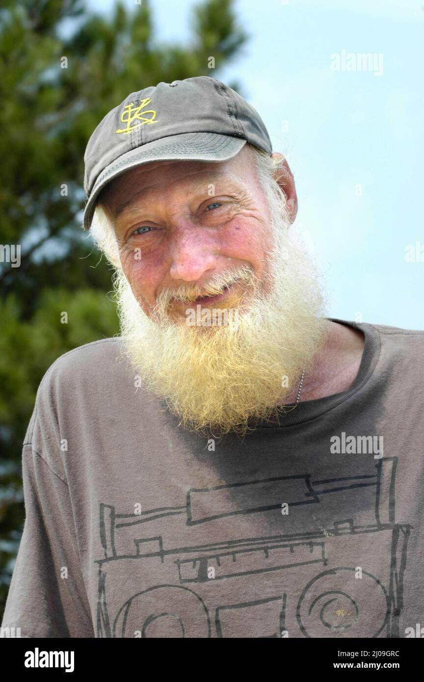 Gesicht eines älteren Mannes, der um Geld bettelt, eines Vietnam-Veteranen in Georgien im Winter Stockfoto