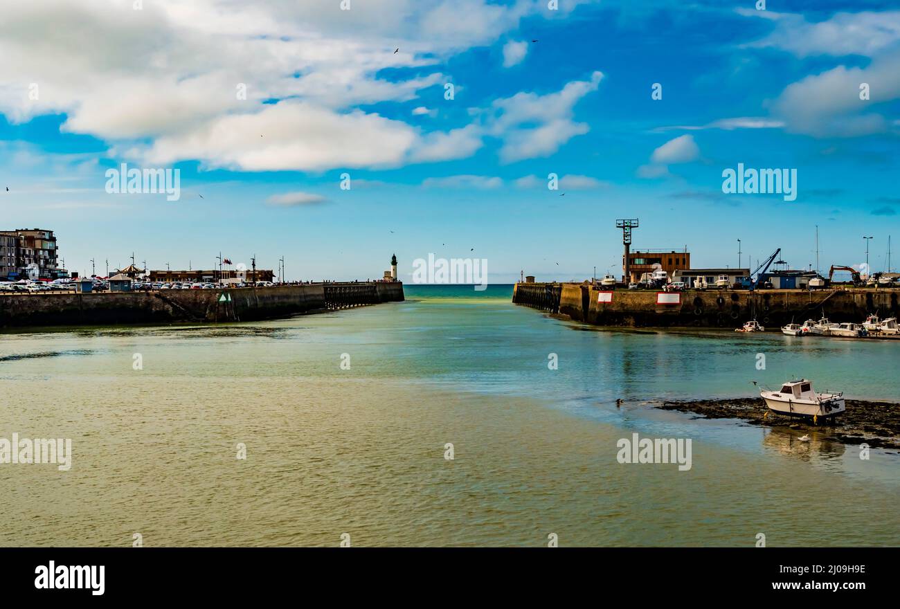 Atemberaubender Blick auf den Hafen von Le Treport mit Blick auf den Atlantik bei Ebbe, die Normandie und Nordfrankreich Stockfoto