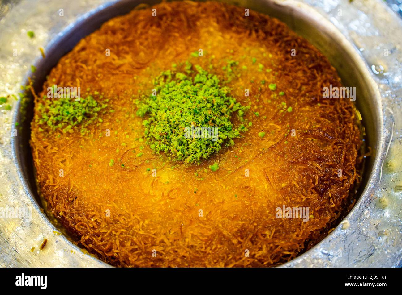 Kunefe Dessert, Draufsicht auf traditionelle türkische Dessert Kunefe mit Pistazien oben. Stockfoto