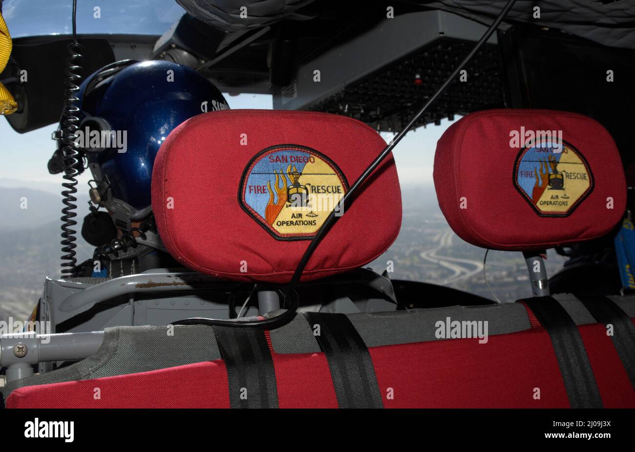 An Bord des San Diego Fire-Rescue Copter 1 im Flug Stockfoto