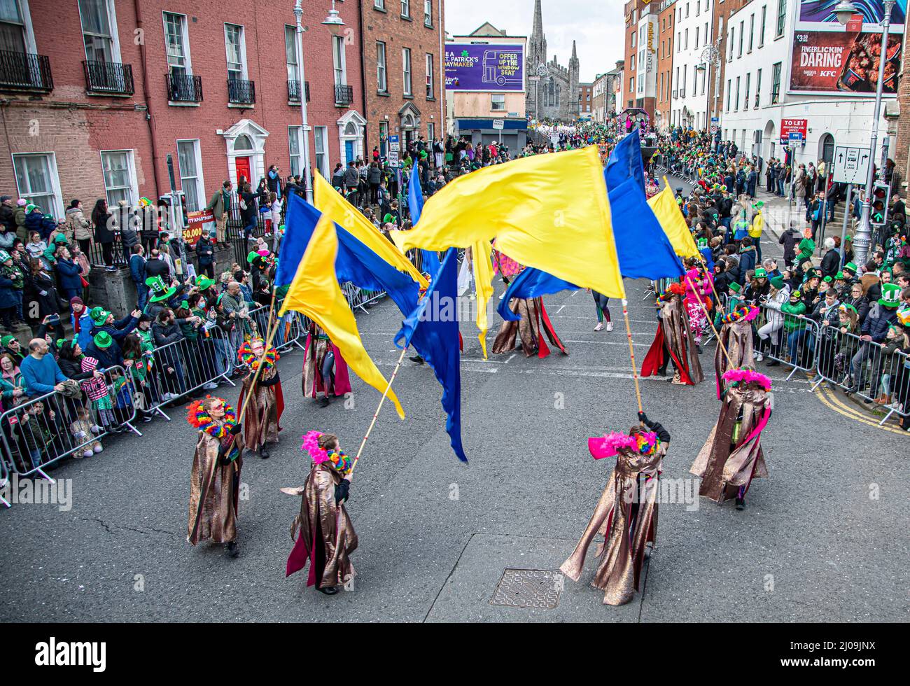 Dublin, Irland. 17. März 2022. Eine ukrainische Truppe von Tänzern unterhält die Menge in Dublin während der Feier. Drei Jahre seit Irland zum letzten Mal den St. Patrick's Day feiern konnte, markierten Dubliners und Besucher den Tag mit der Ukraine und ihren Menschen in ihren Köpfen und Herzen. Die vorherrschende Farbe der festlichen Parade durch die Straßen der Hauptstadt war nicht nur grün, sondern auch blau und gelb. Kredit: SOPA Images Limited/Alamy Live Nachrichten Stockfoto
