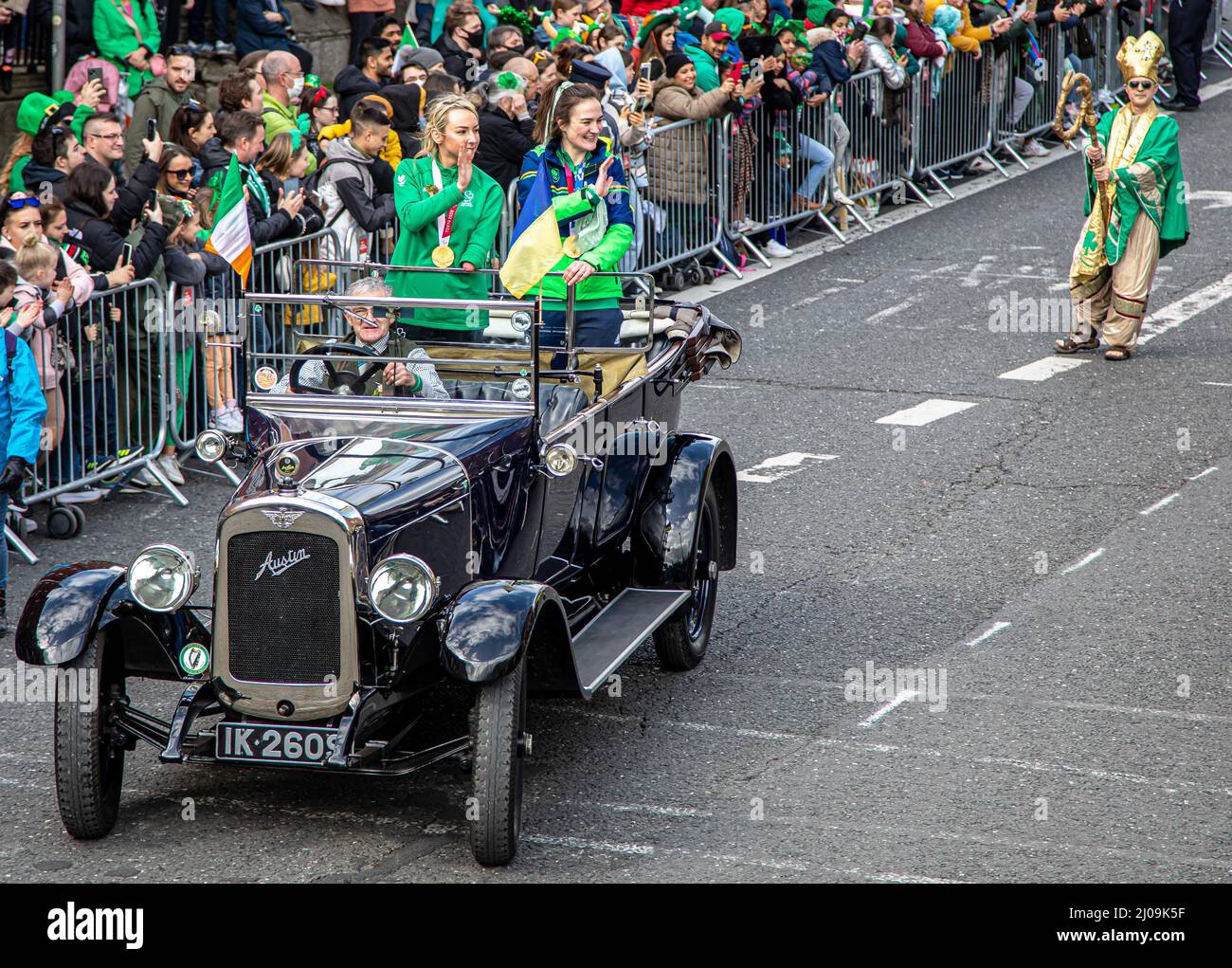 Dublin, Irland. 17. März 2022. Kellie Harrington, Olympiasiegerin im Boxen und Ellen Keane Paralympische Schwimm-Meisterin, winkt der Menge während der St. Patrick's Parade zu. Drei Jahre seit Irland zum letzten Mal den St. Patrick's Day feiern konnte, markierten Dubliners und Besucher den Tag mit der Ukraine und ihren Menschen in ihren Köpfen und Herzen. Die vorherrschende Farbe der festlichen Parade durch die Straßen der Hauptstadt war nicht nur grün, sondern auch blau und gelb. (Foto von Paul Reardon/SOPA Images/Sipa USA) Quelle: SIPA USA/Alamy Live News Stockfoto