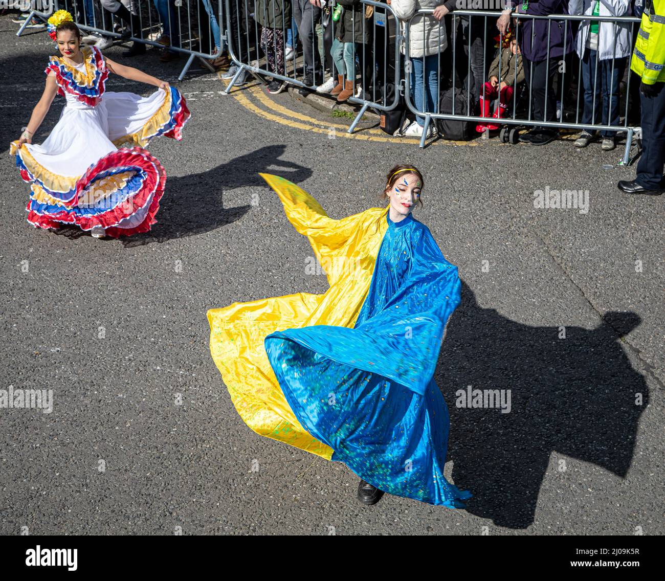 Dublin, Irland. 17. März 2022. Eine Tänzerin in ukrainischen Farben tanzt sich durch die Straßen Dublins drei Jahre seit Irland zum letzten Mal den St. Patrick's Day feiern konnte, markierten Dubliners und Besucher den Tag mit der Ukraine und ihren Menschen in ihren Köpfen und in ihren Herzen. Die vorherrschende Farbe der festlichen Parade durch die Straßen der Hauptstadt war nicht nur grün, sondern auch blau und gelb. (Foto von Paul Reardon/SOPA Images/Sipa USA) Quelle: SIPA USA/Alamy Live News Stockfoto