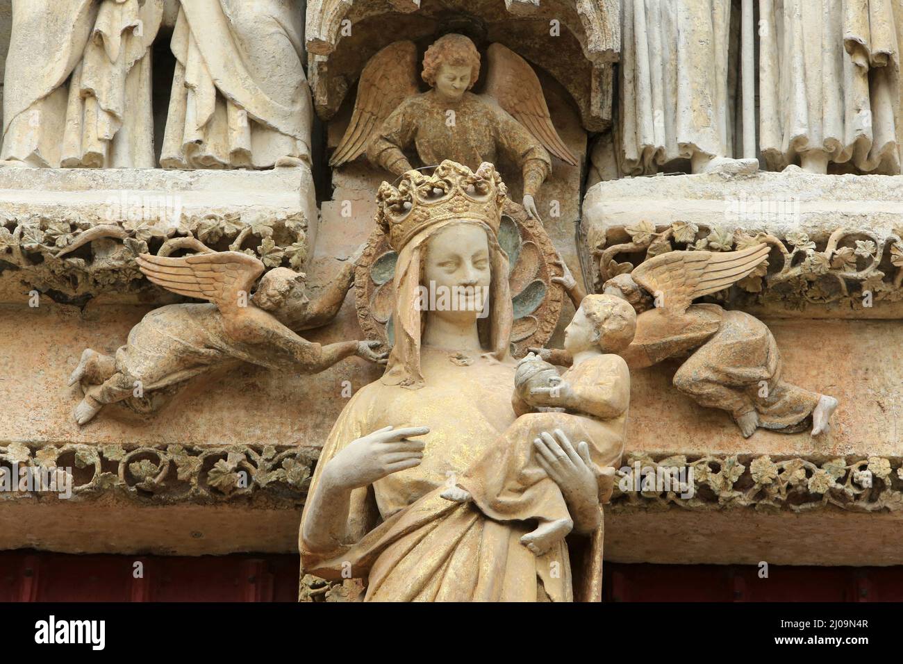 Vierge à l’Enfant. Trumeau. Portail de la Vierge Dorée. Les trois angelots porent son nimbe. Cathédrale Notre-Dame d’Amiens. Amiens. Somme. Picardie. Stockfoto